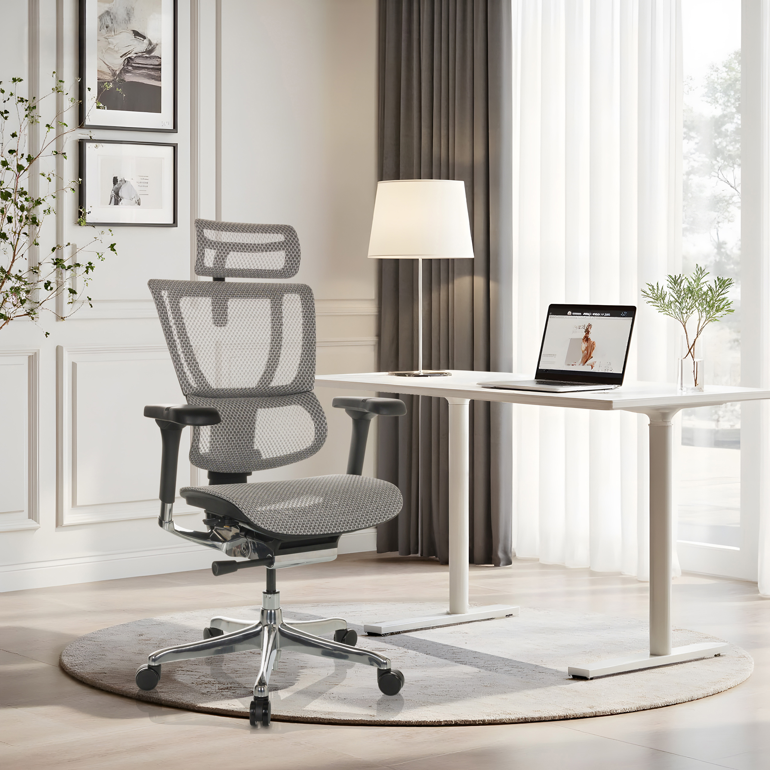 Ein moderner Arbeitsplatz mit Schreibtisch, Laptop, Lampe und Bürostuhl.