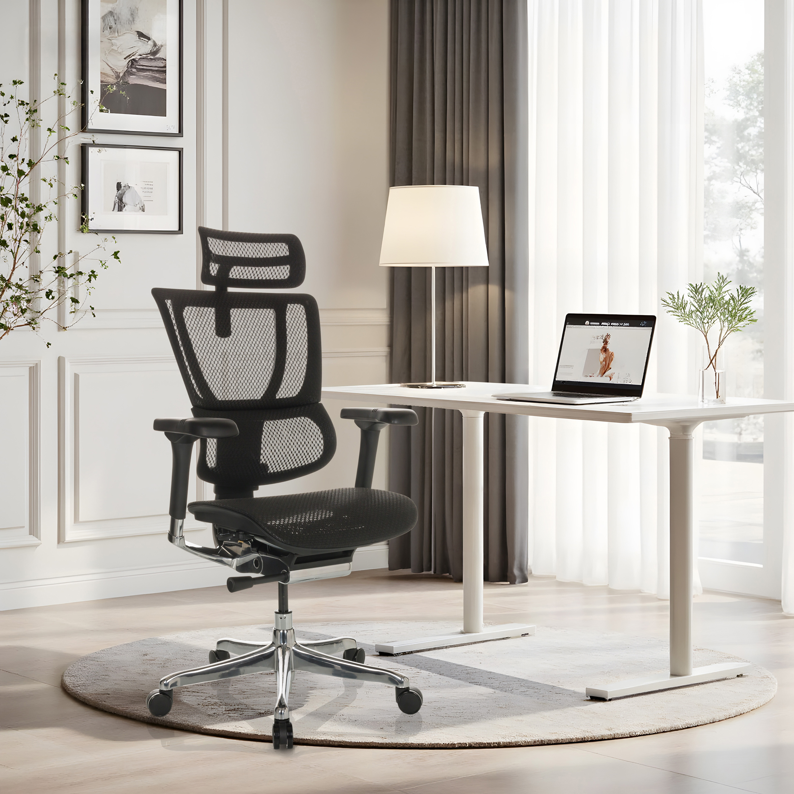 Ein schwarzer Bürostuhl steht vor einem Schreibtisch mit Laptop, Lampe und Vase.
