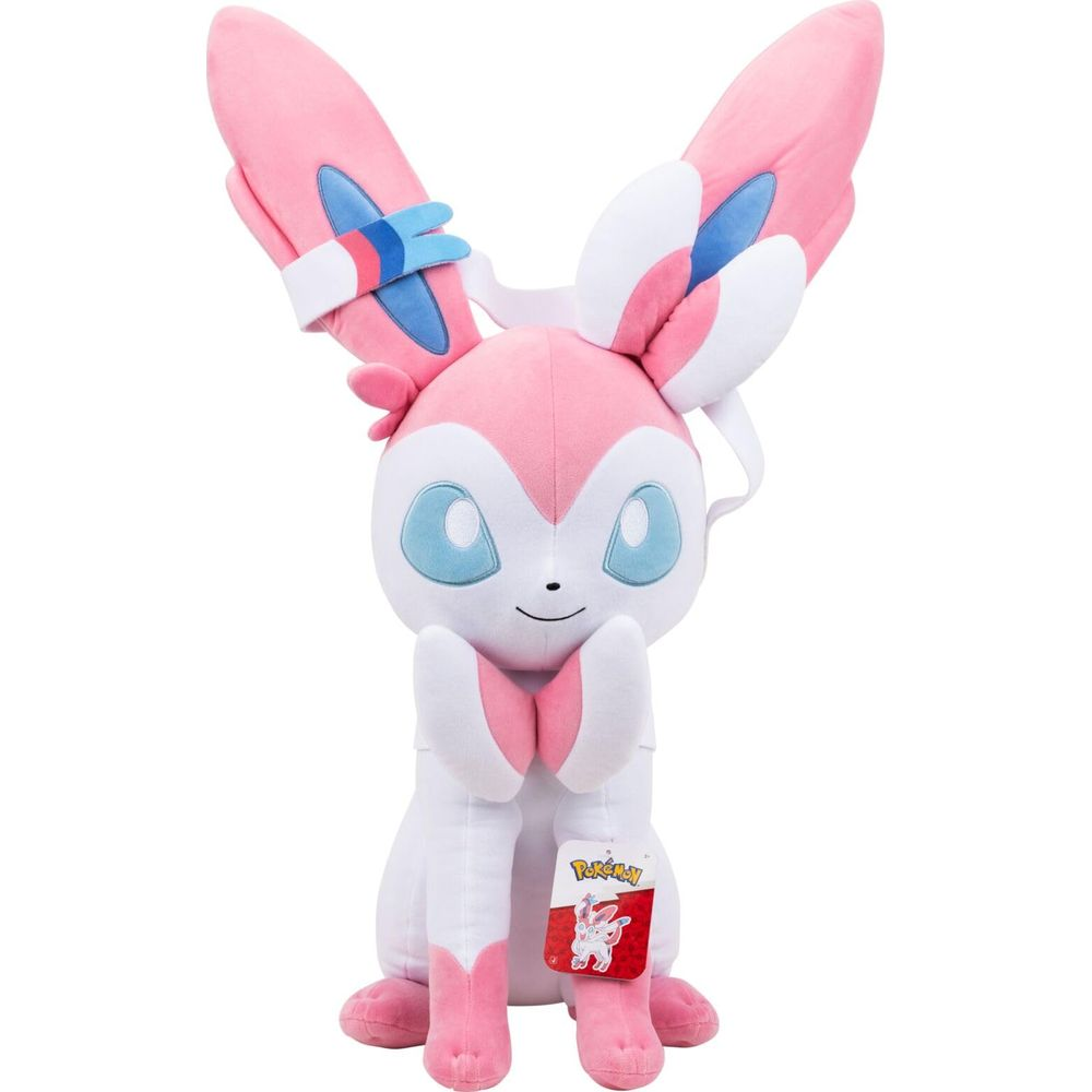 Ein rosa und weies Plüschtier von Sylveon, das aufrecht sitzt.