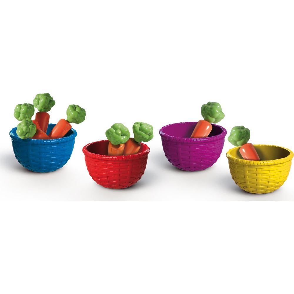 Quattro cesti con verdure giocattolo: blu, rosso, viola e giallo.