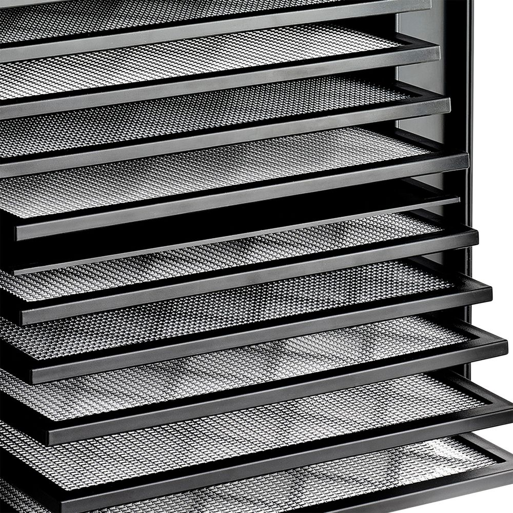 Gros plan d'un déshydrateur alimentaire noir avec plusieurs plateaux grillagés empilés.