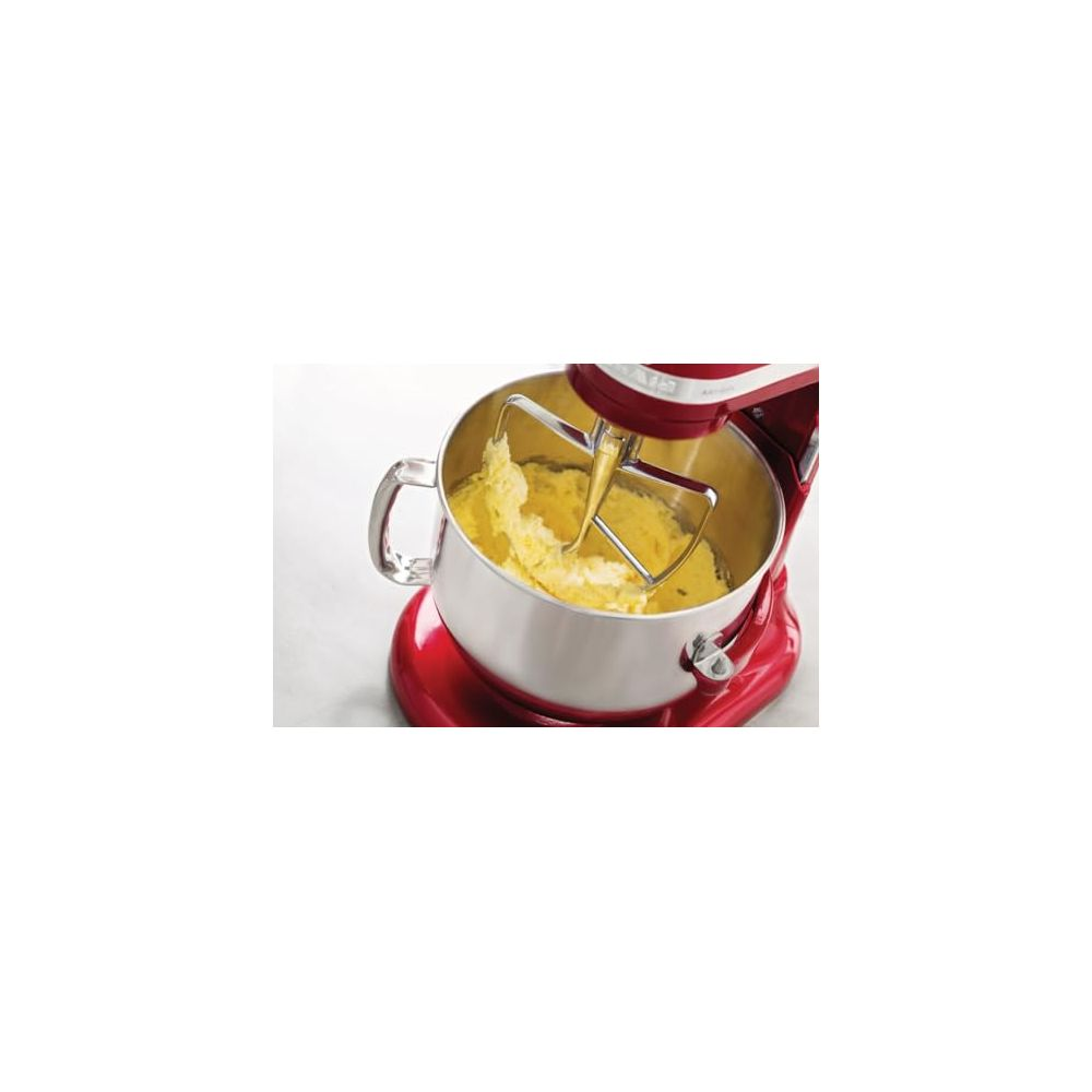 Roter Küchenmixer mit einem Edelstahleinsatz, der gelben Teig mixt.