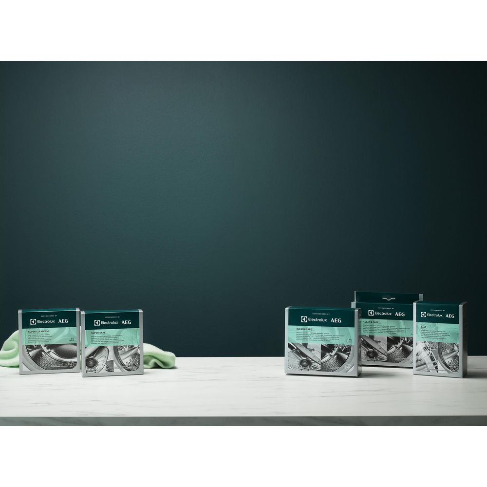 Six boîtes de produits d'entretien AEG disposées sur un plan de travail en marbre.