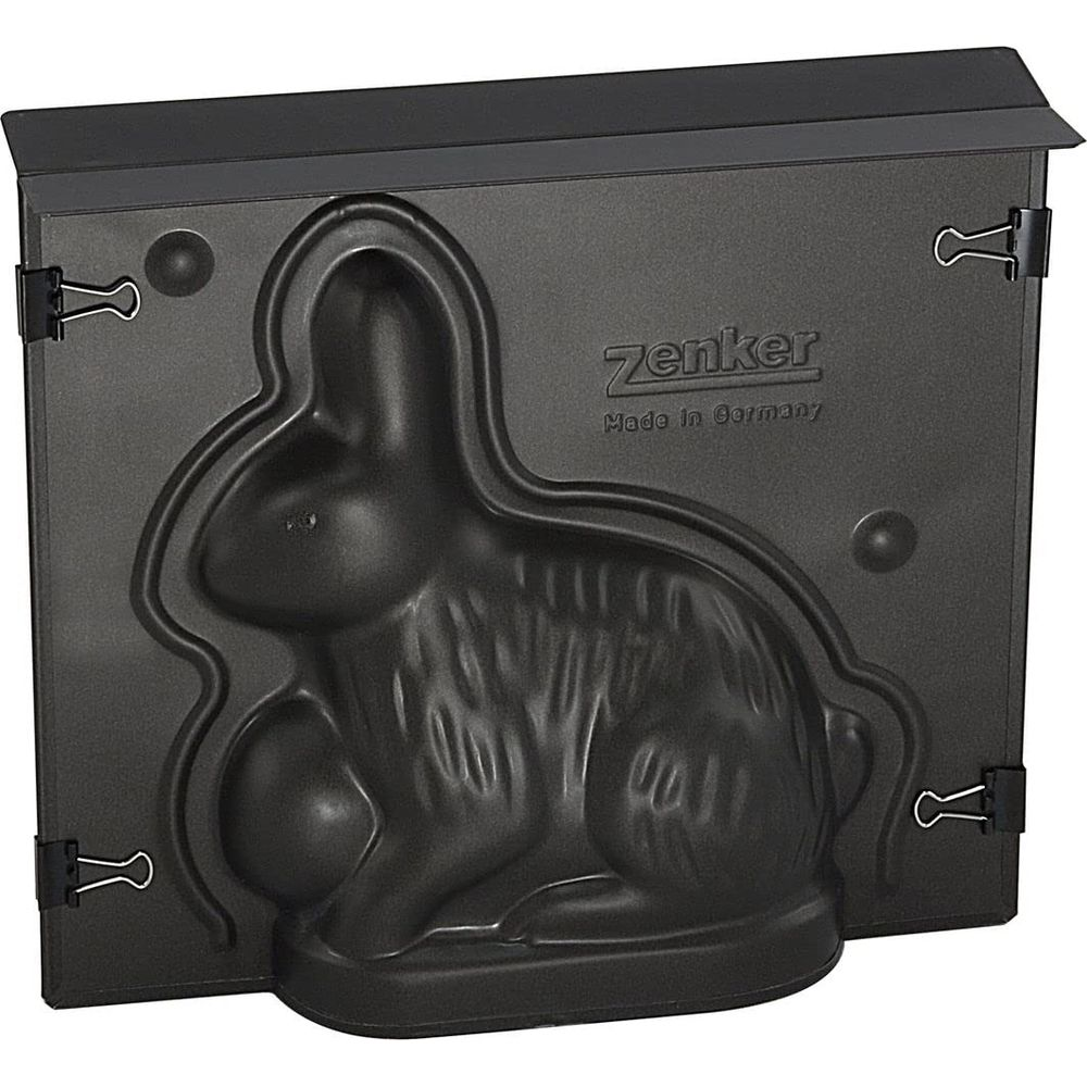 Eine schwarze Osterhasen-Backform mit der Aufschrift Zenker.