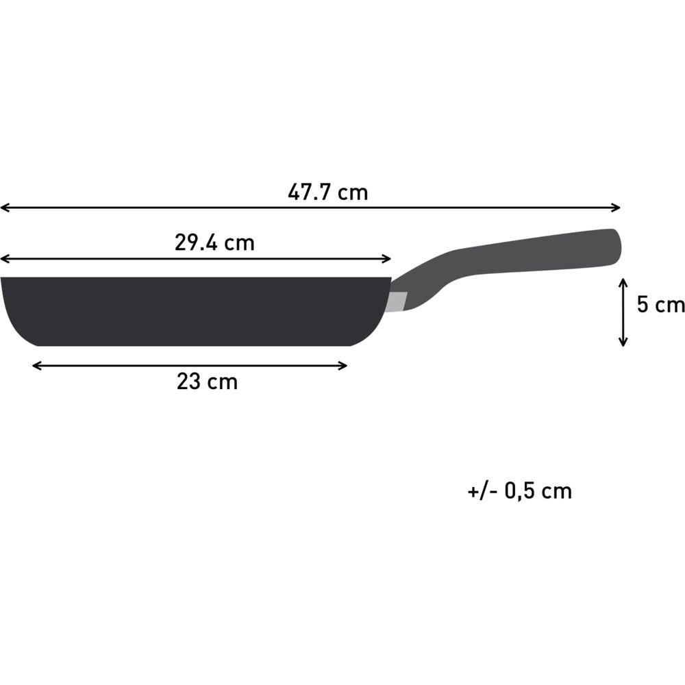 Eine schwarze Bratpfanne mit Maßangaben: Länge 47,7cm, Breite 29,4cm, Höhe 5cm.