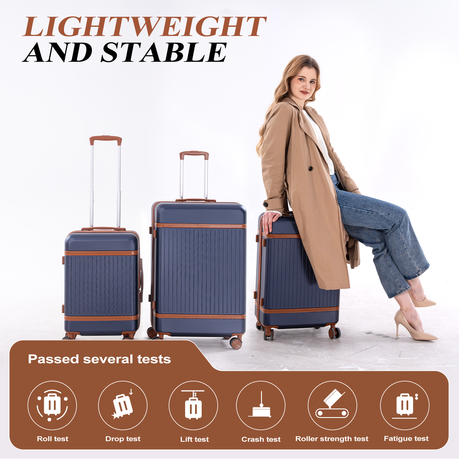 Une femme assise sur une valise bleue à côté de deux autres valises.