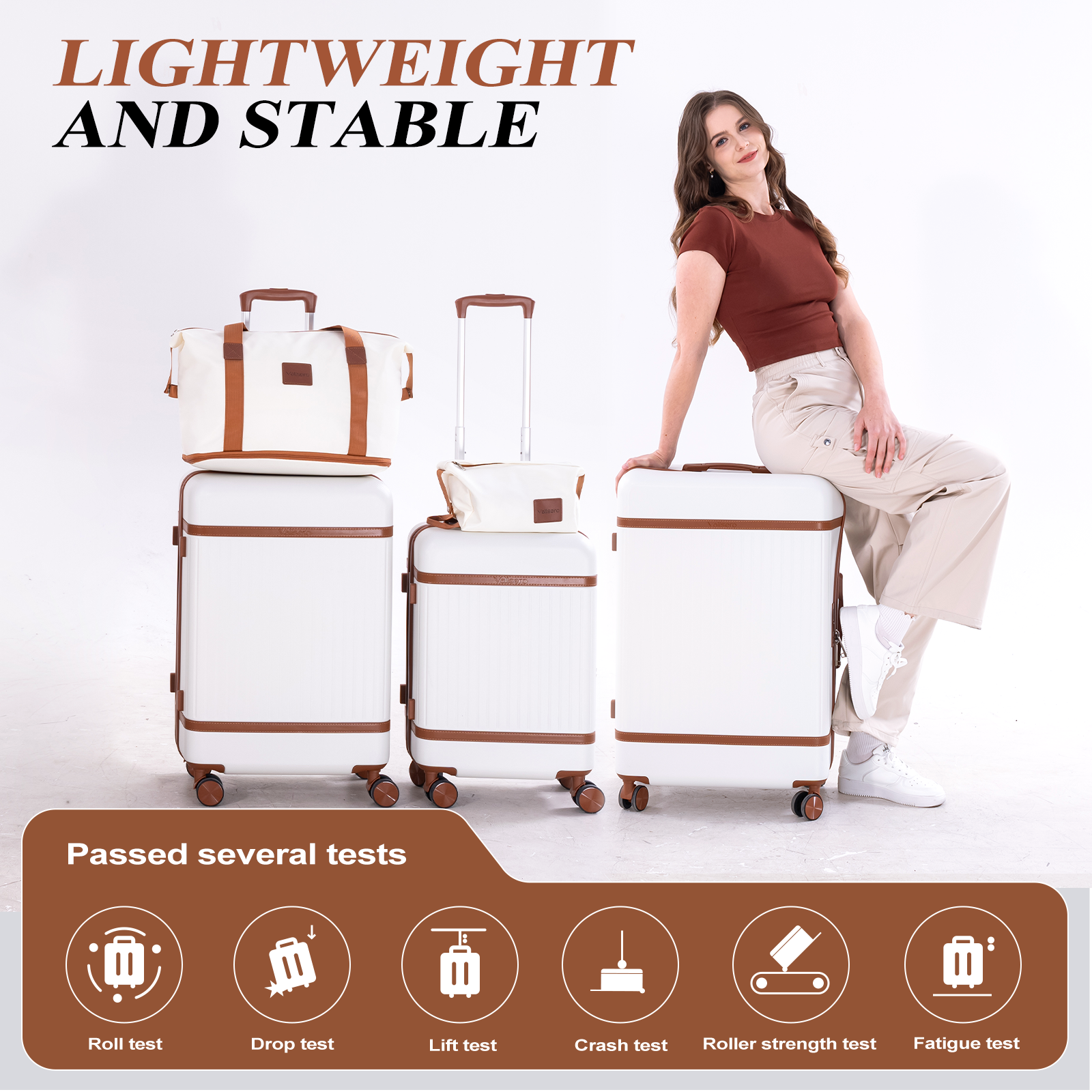 Une femme assise sur une valise blanche aux accents marron. Plusieurs valises sont exposées.