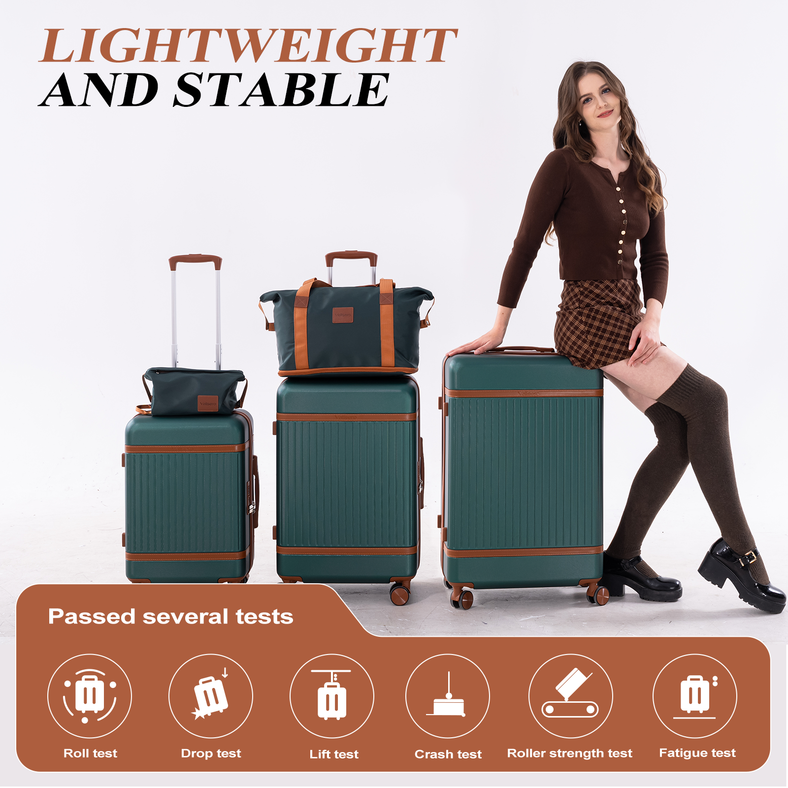 Une femme assise sur une valise verte. Plusieurs valises et sacs de voyage à côté.