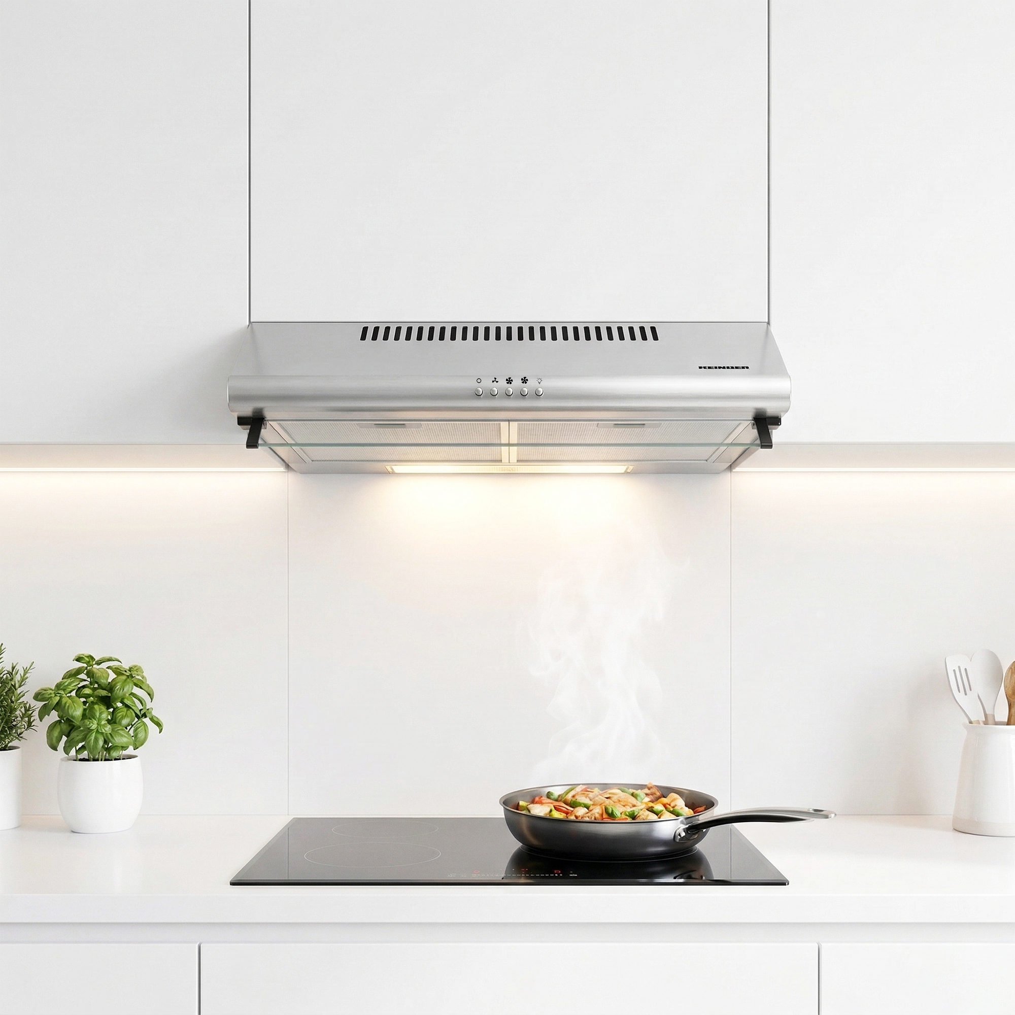 RVS afzuigkap boven inductiekookplaat met dampende pan eten.