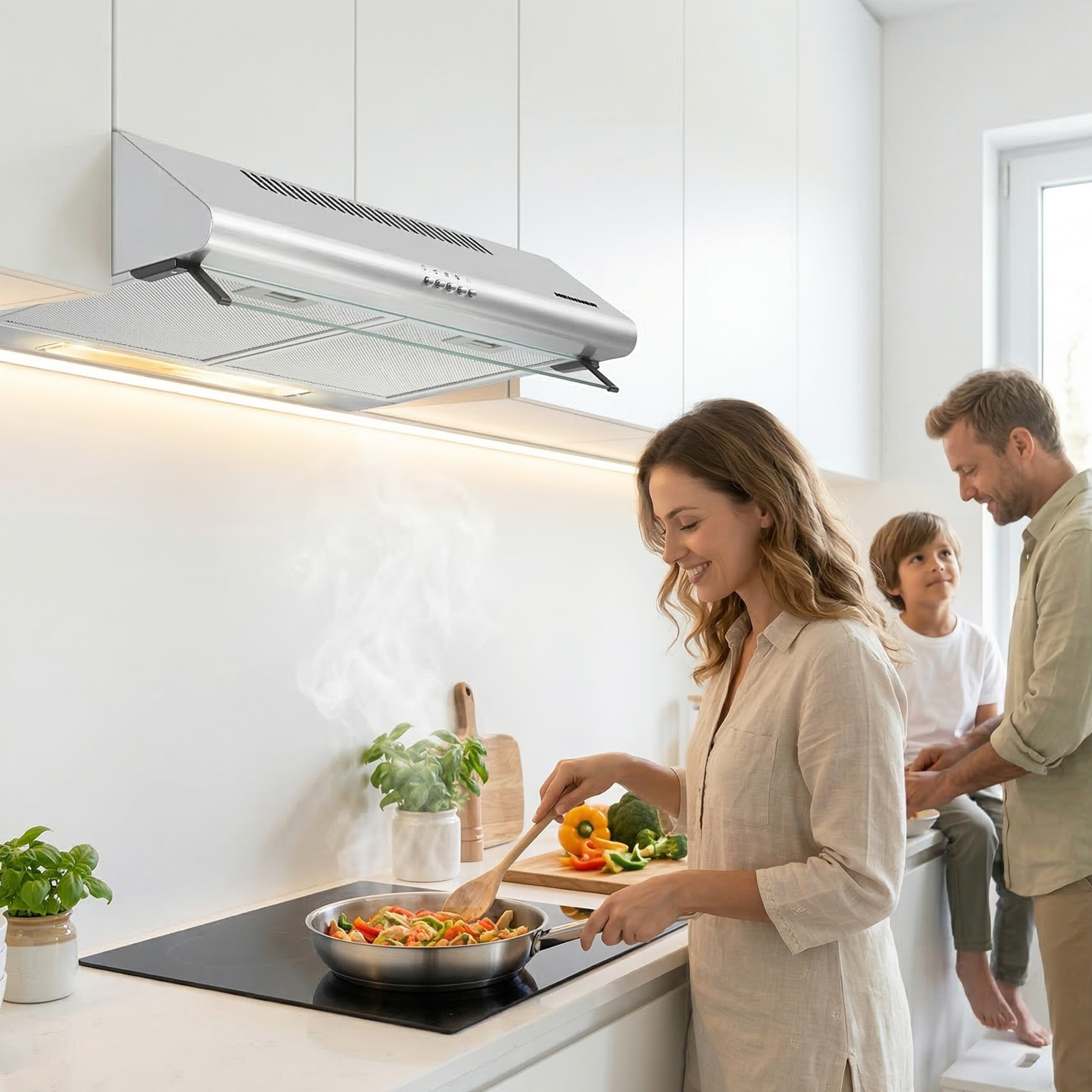 Een gezin kookt samen in een moderne keuken. Stoom komt omhoog.