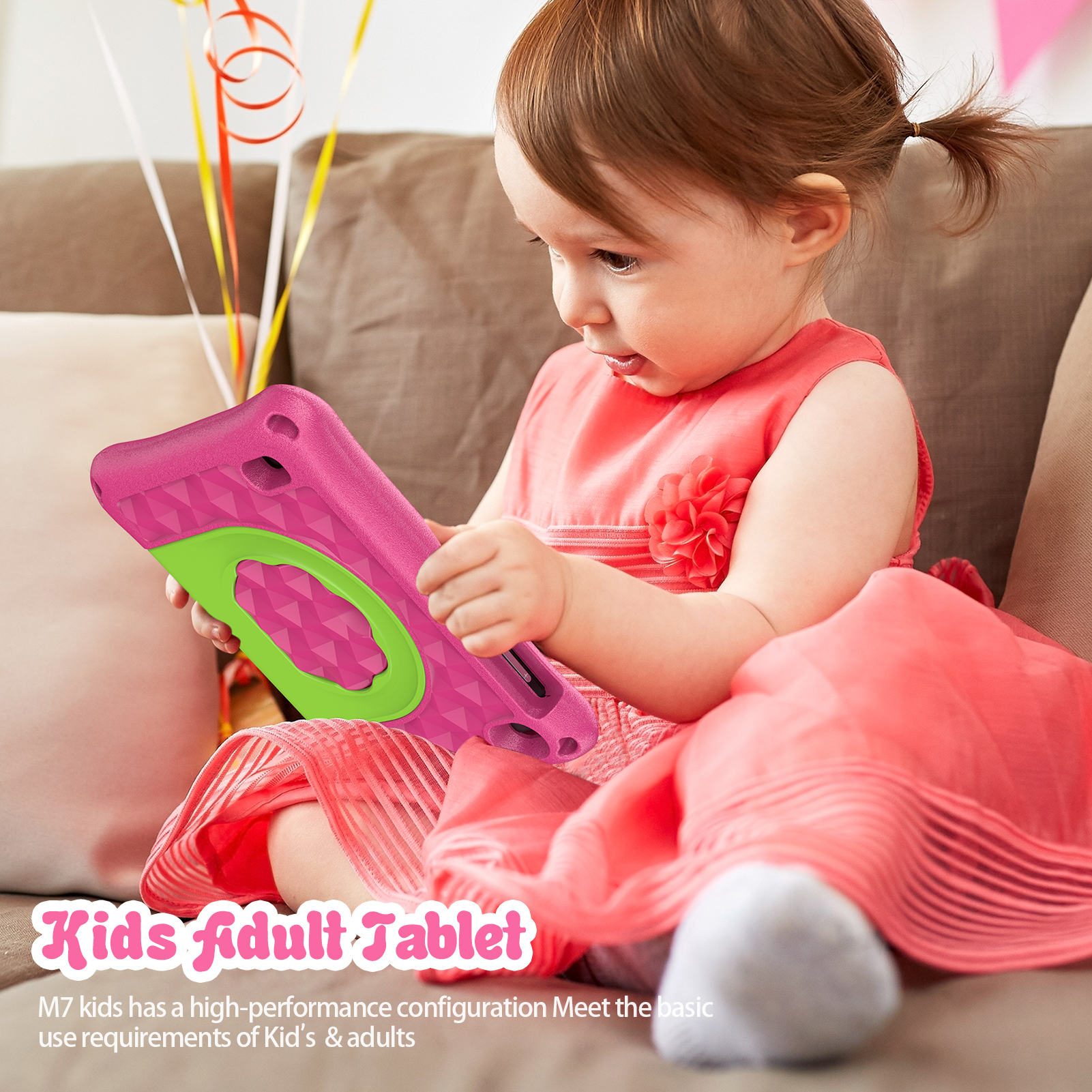 Kleines Mädchen in Koralle mit pinkem Tablet mit grünen Griff auf Sofa, Luftballons im Hintergrund.