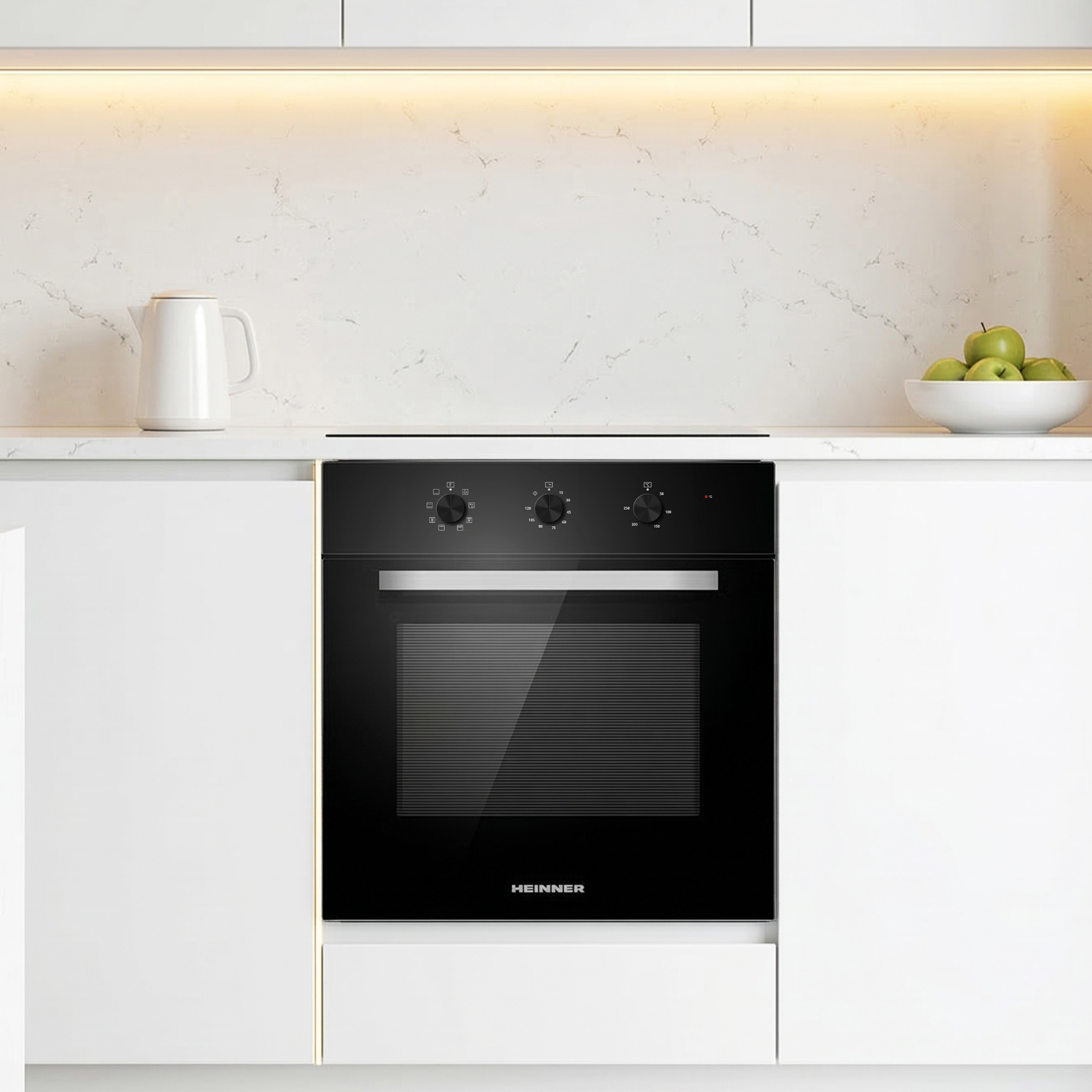 Een moderne zwarte oven in een witte keuken, met appels en kan.