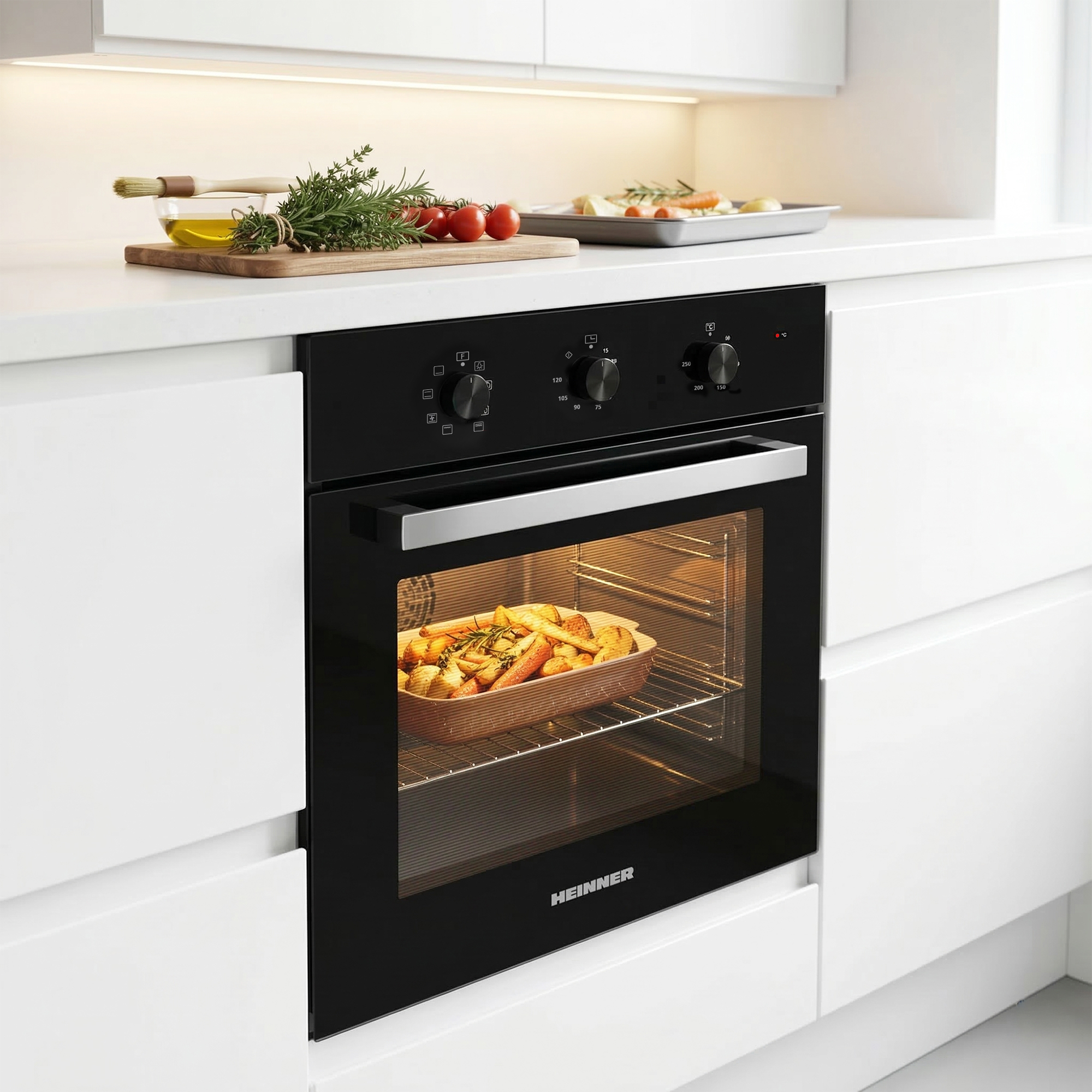 Een oven met geroosterd eten erin, met ingrediënten op een snijplank ernaast.