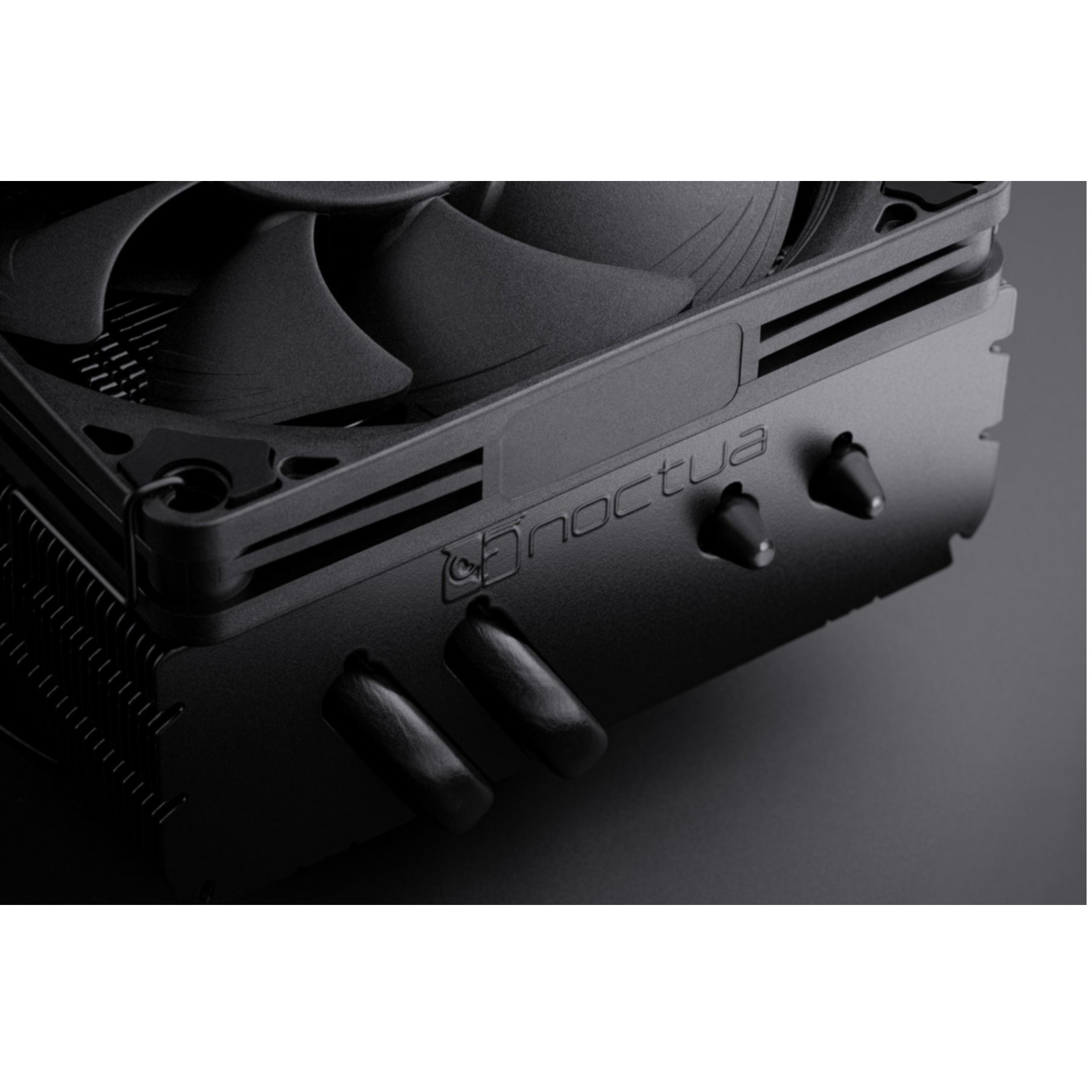 Czarny cooler CPU z wentylatorem i logo Noctua na ciemnym tle.