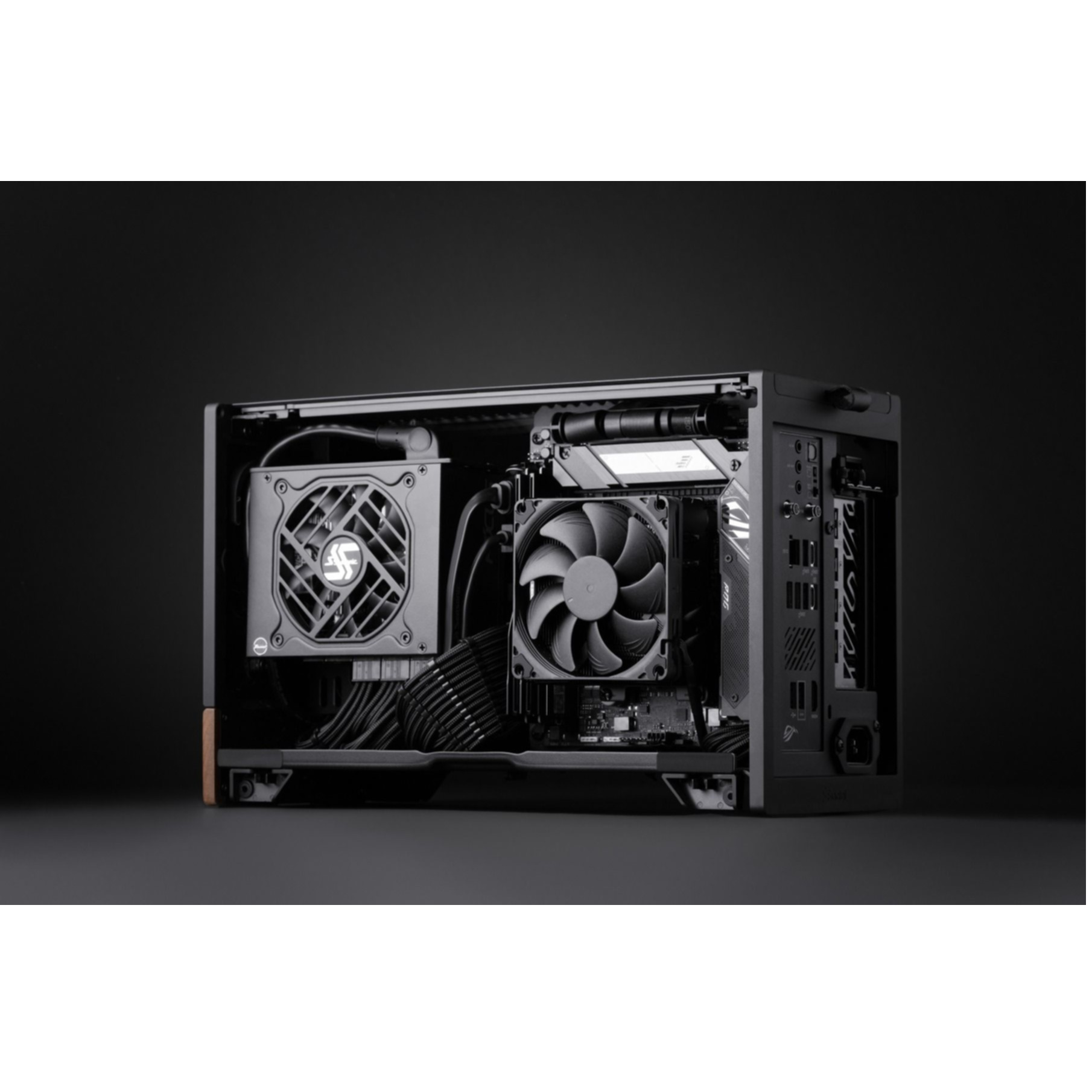 Otwarta czarna obudowa komputera z wentylatorami, kablami i płytą główną.