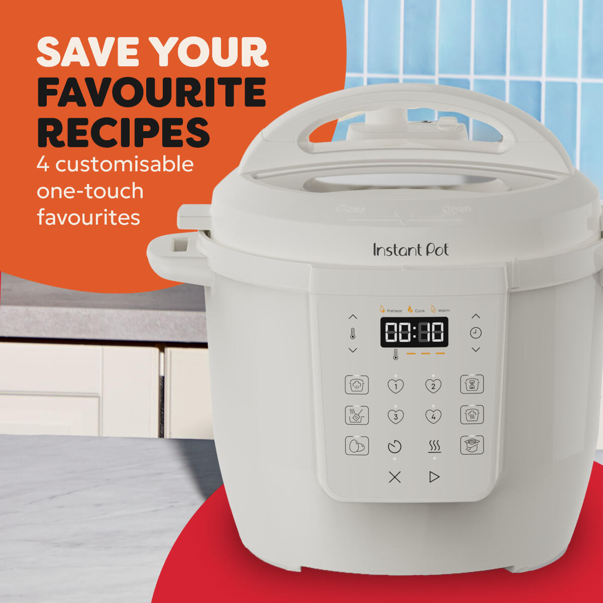 Een witte Instant Pot met bedieningspaneel en timer staat op een aanrecht.