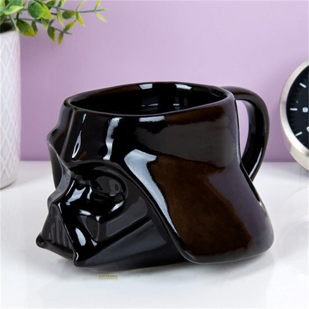 Schwarze Darth Vader Tasse auf weißem Tisch, lila Hintergrund.