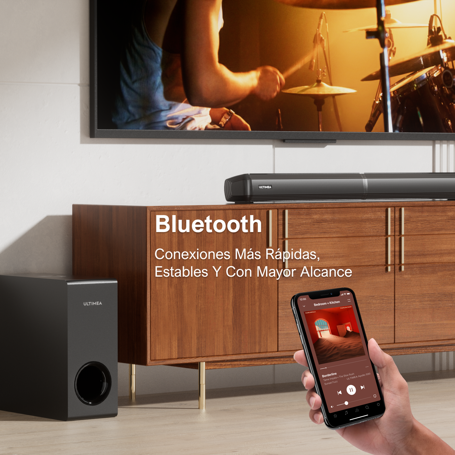Un subwoofer, una barra de sonido y un smartphone con música se muestran frente a un televisor.