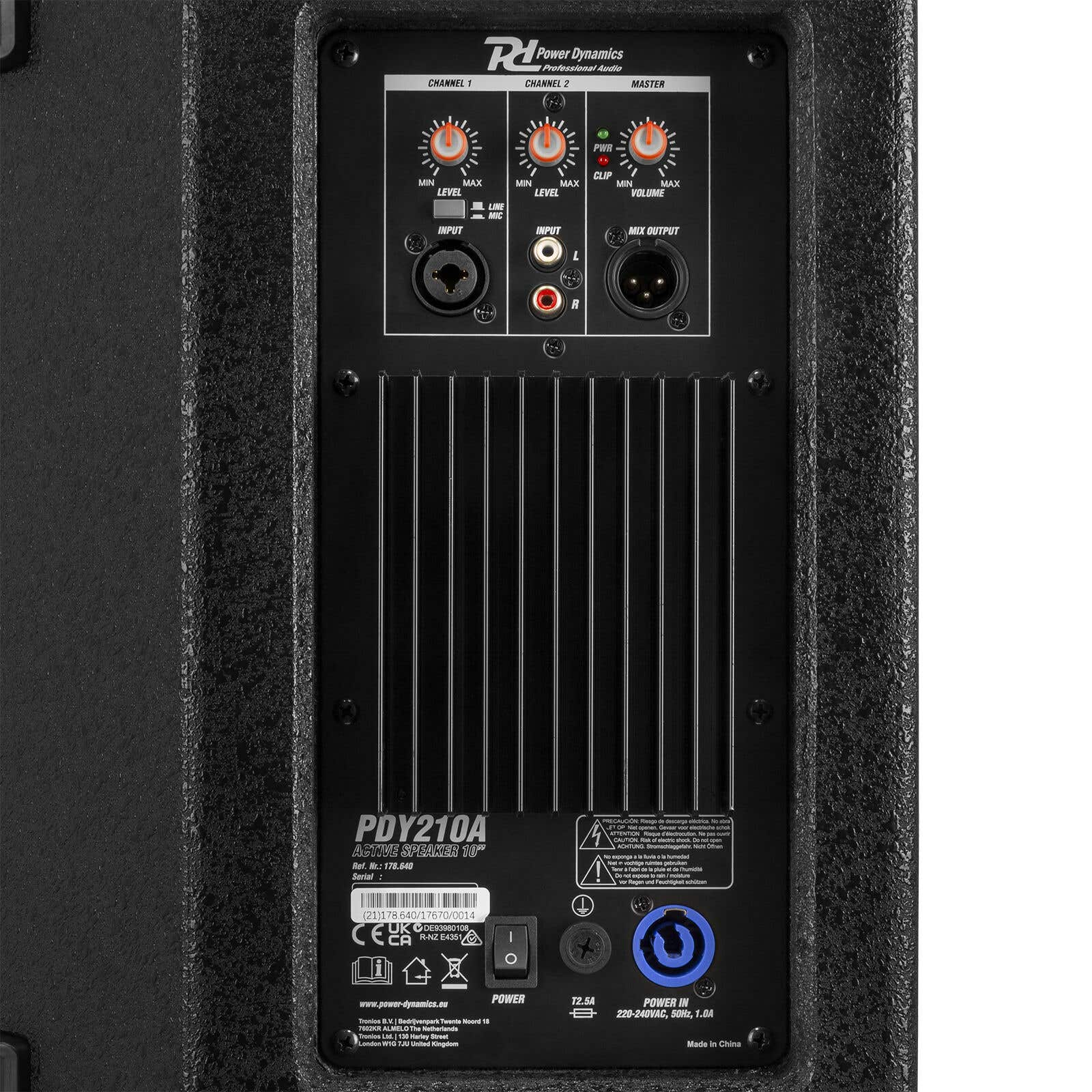 Panel trasero de altavoz negro con conectores, mandos y etiquetas de advertencia.