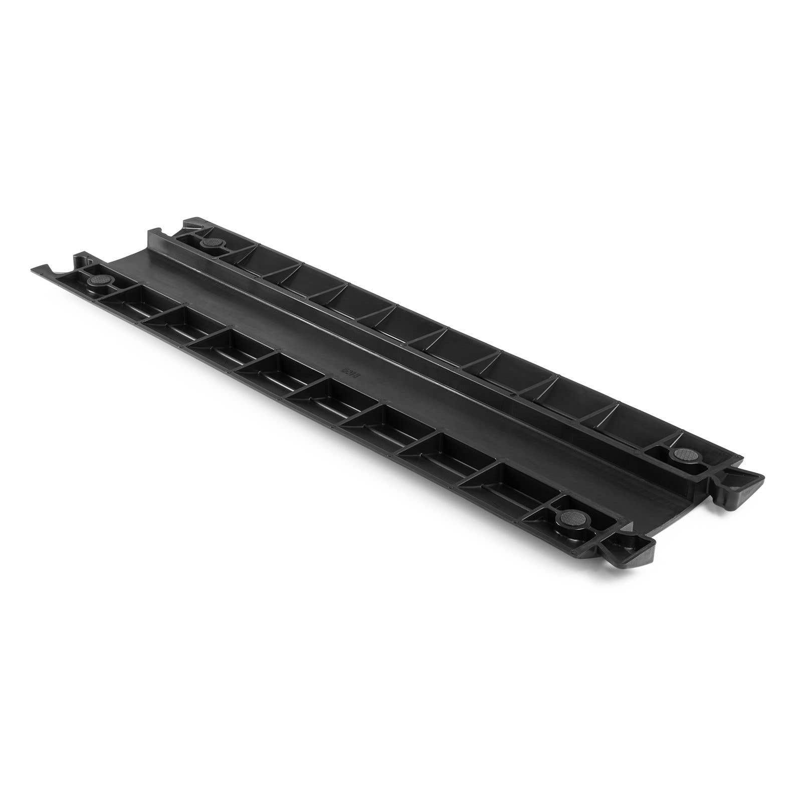 Un protector de cables de plástico negro con ranuras y soportes.