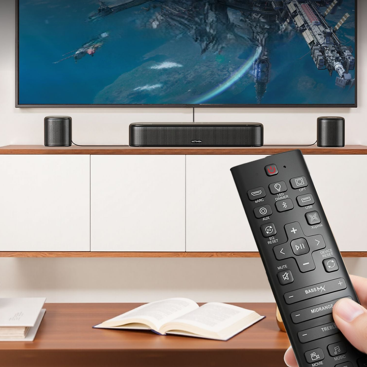 Una mano tiene un telecomando, davanti a una soundbar, altoparlanti e TV che mostra una scena spaziale.