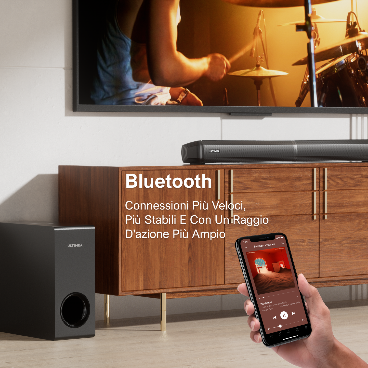Subwoofer e soundbar neri davanti a schermo TV con batterista.