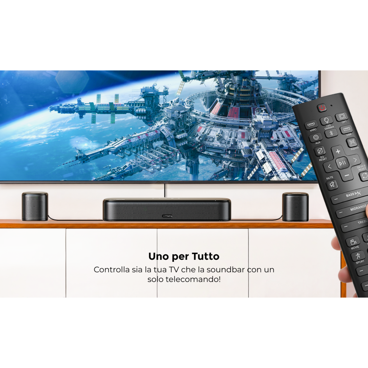 Una soundbar con due altoparlanti e un telecomando davanti a uno schermo TV.