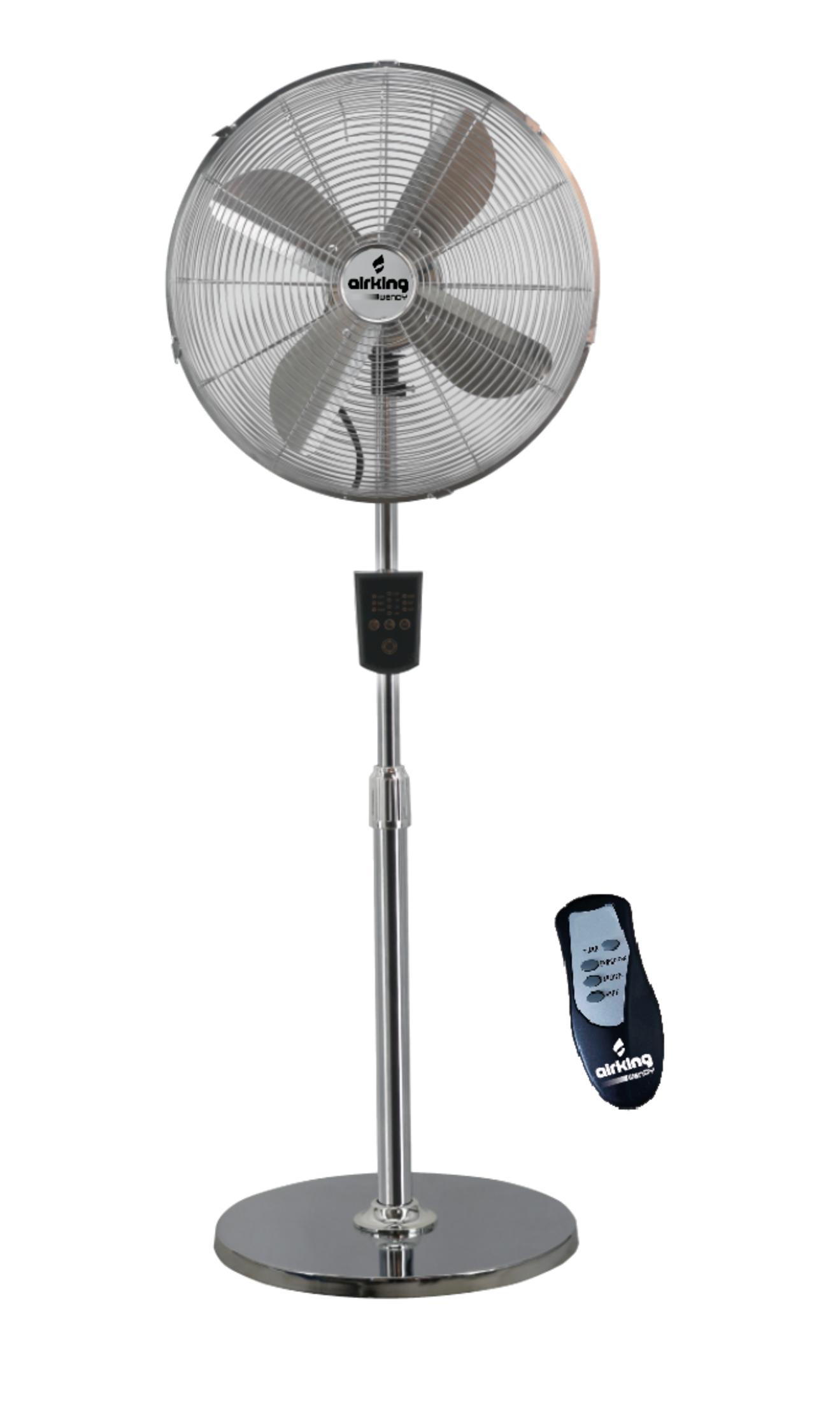 Beyaz arka plan üzerinde uzaktan kumandalı gümüş pedestal fan.