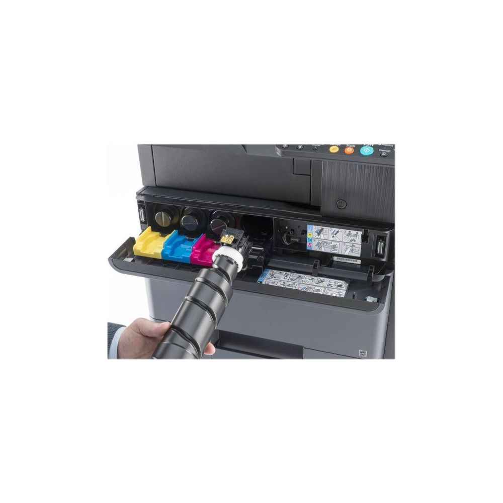 Un uomo sostituisce una cartuccia toner nera in una stampante, con cartucce gialle, blu e magenta accanto.