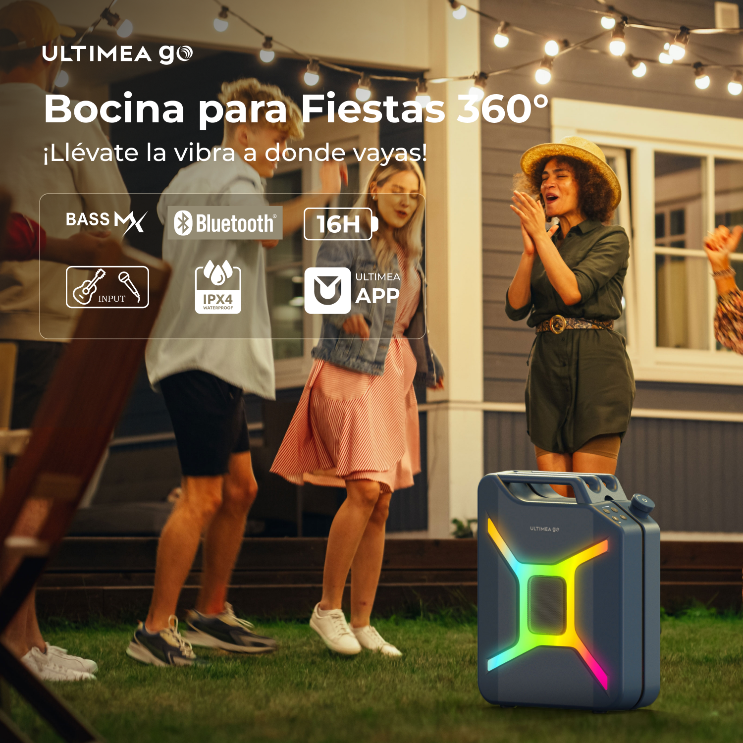 Un altavoz portátil azul con luces de colores sobre césped por la noche.