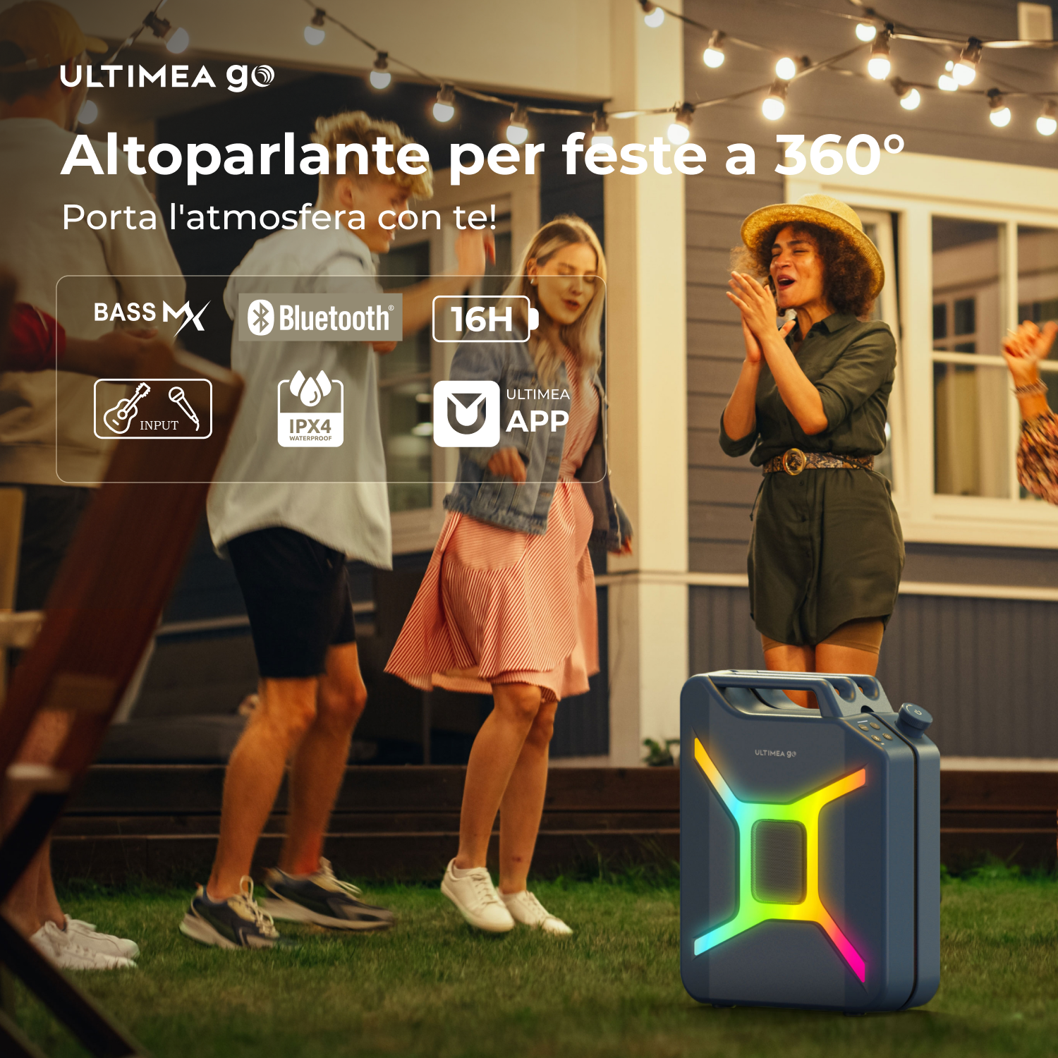Amici ballano a una festa all'aperto con uno speaker portatile con effetti luminosi.