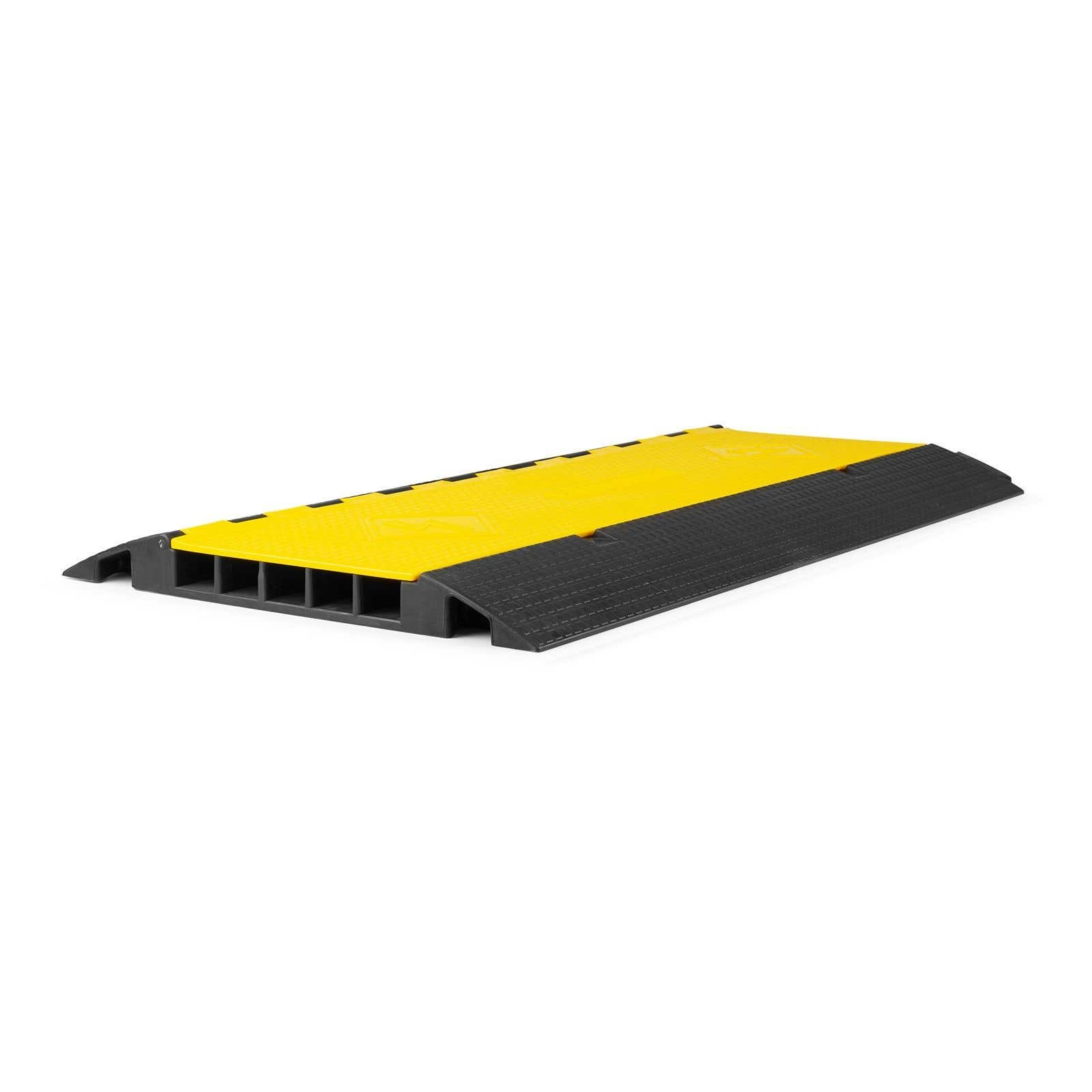 Un protector de cables amarillo con detalles negros y múltiples canales.