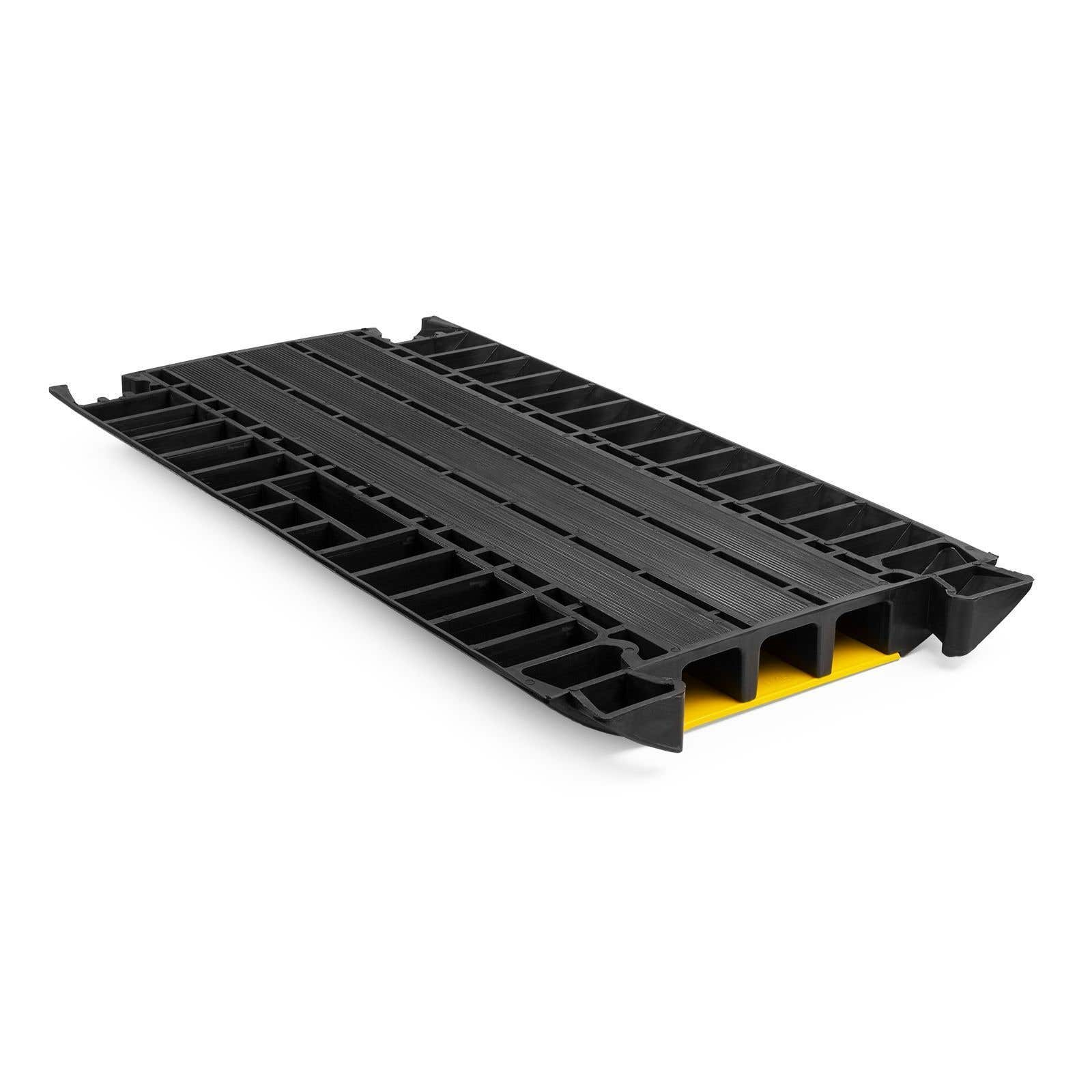 Una rampa protectora de cables negra con inserción amarilla, sobre fondo blanco.