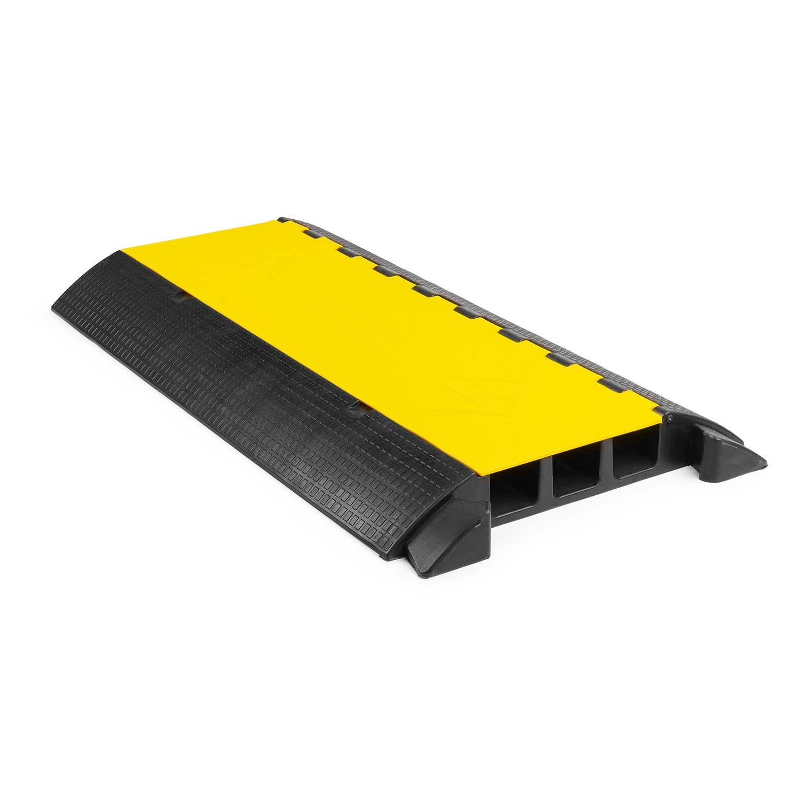 Una rampa protectora de cables amarilla con bordes de goma negros y tres compartimentos.