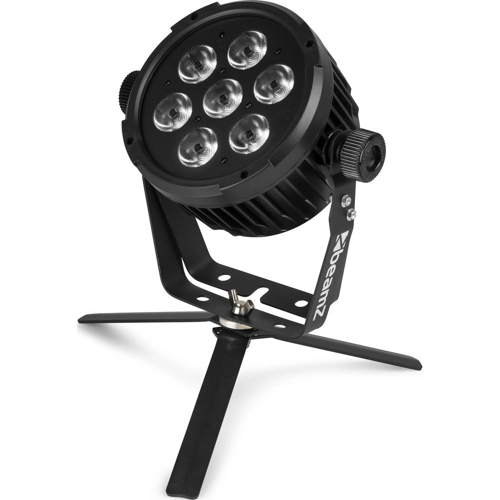 Foco negro con seis LEDs sobre un trípode estable.