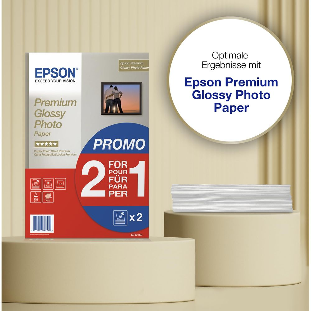 Papier Photo Brillant Epson Premium promo 2+1. Pile de papier en arrière-plan.