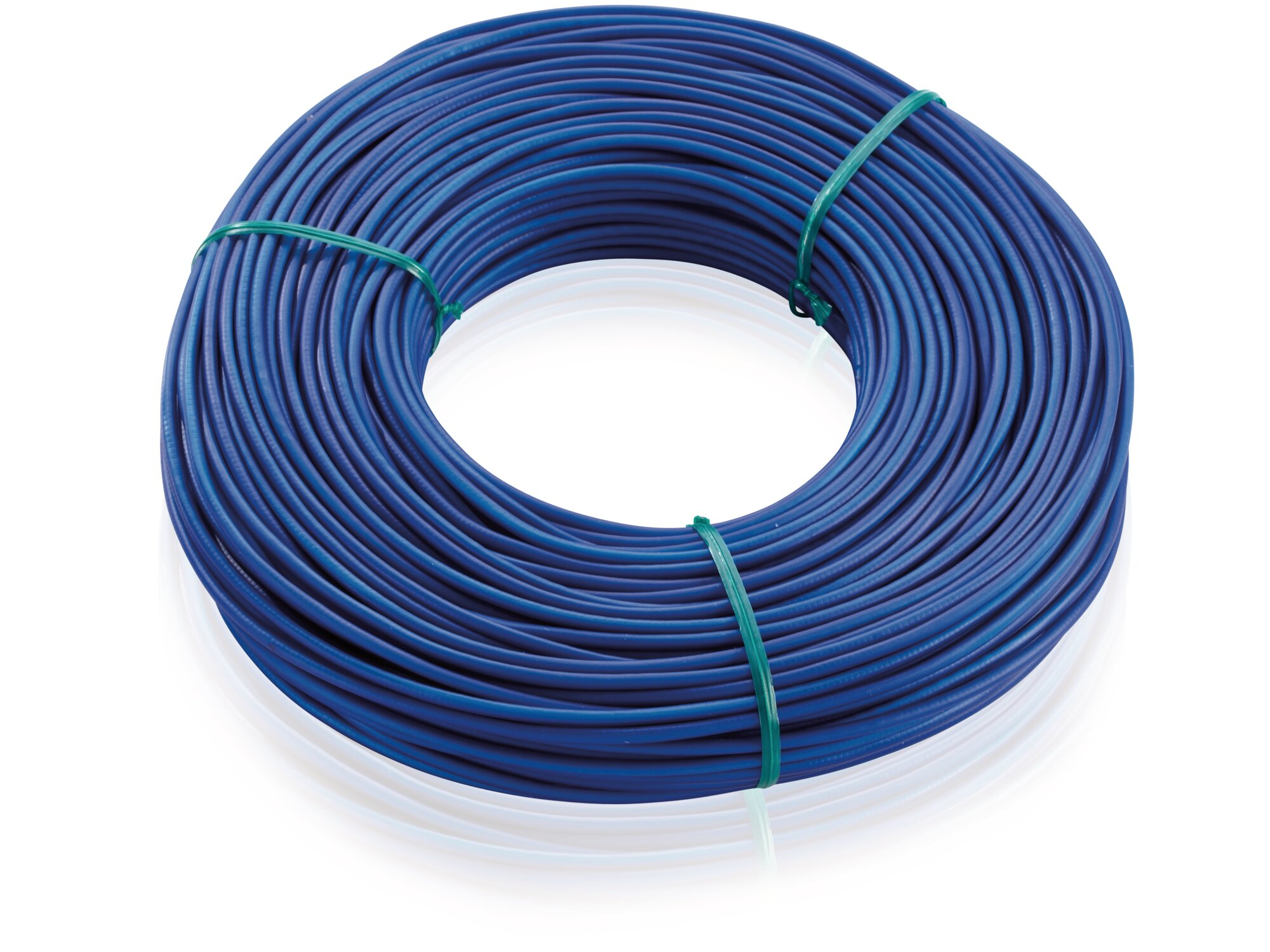 Eine Rolle blaues Kabel, mit zwei grünen Bändern zusammengebunden.