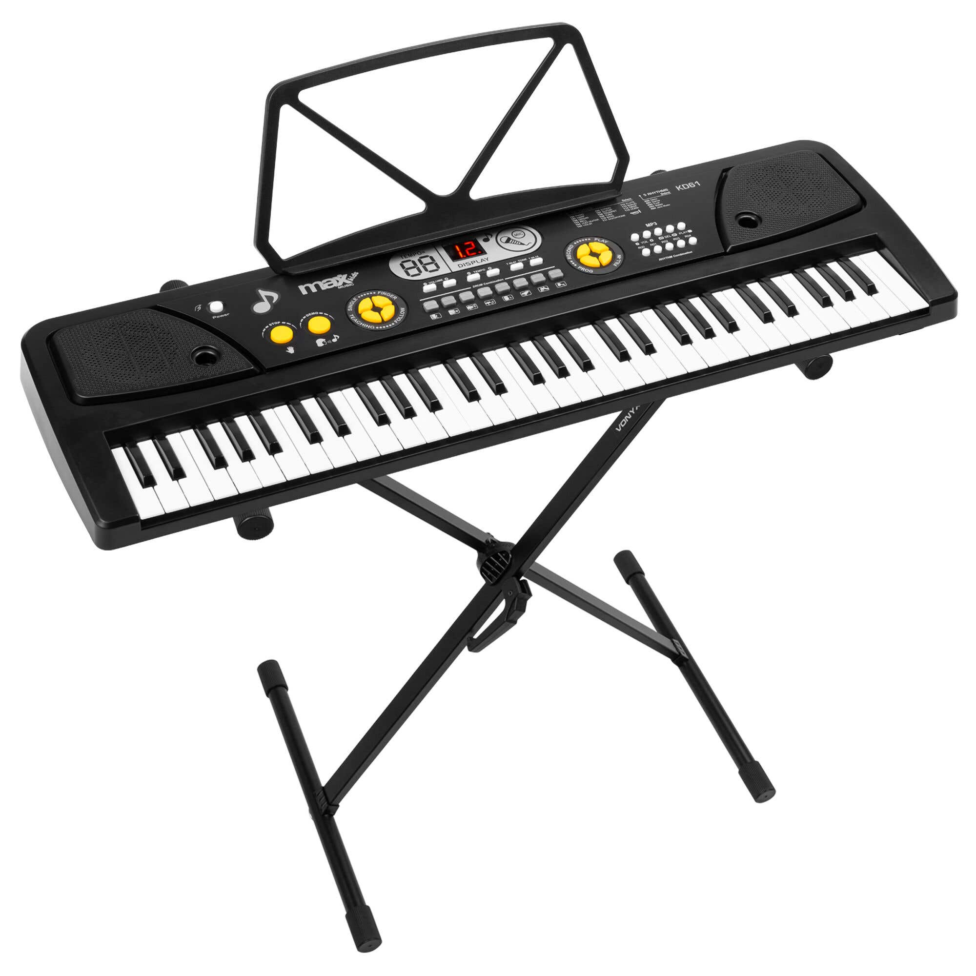 Un teclado negro sobre un soporte negro con atril.