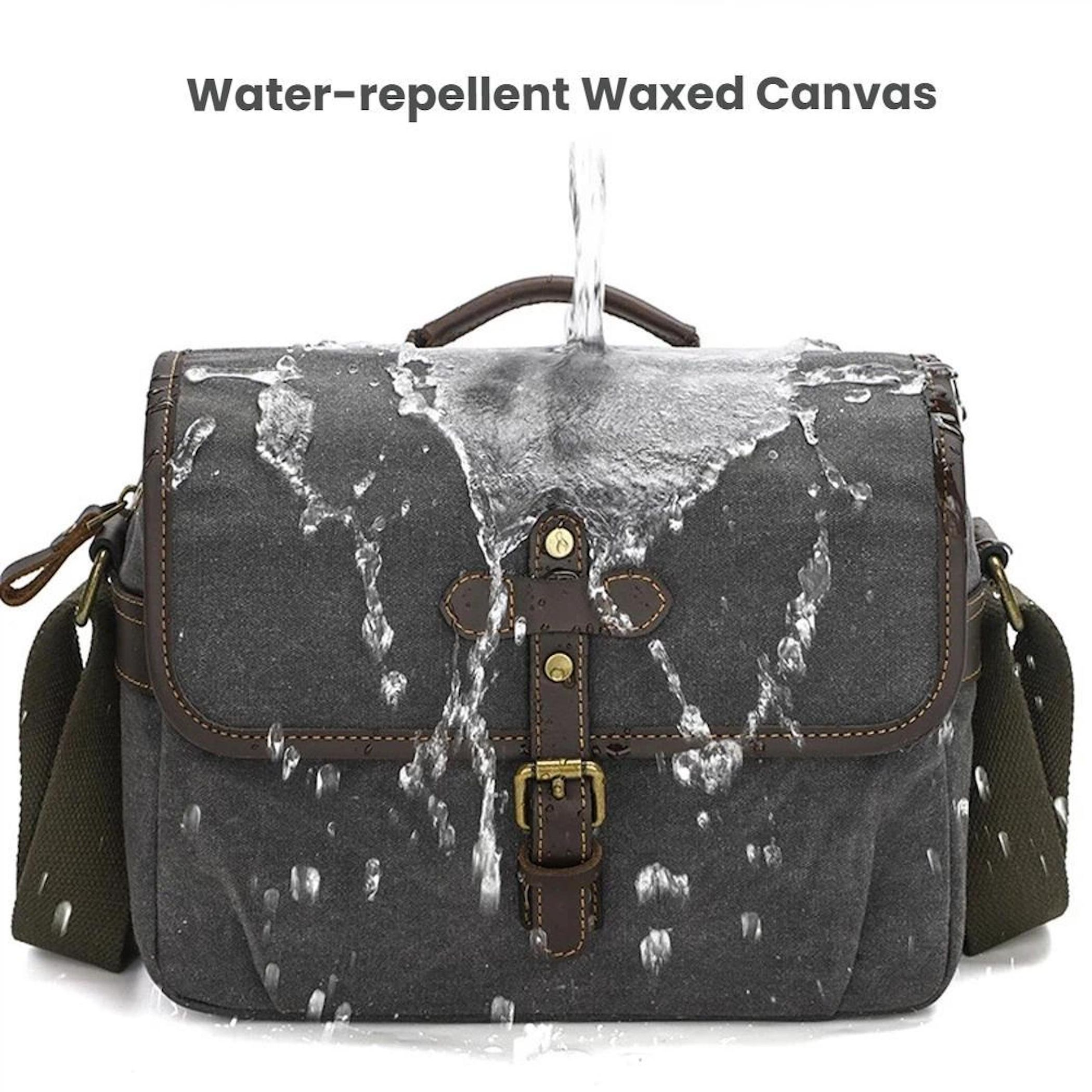 Graue Canvas-Tasche mit braunen Lederdetails, auf die Wasser spritzt.