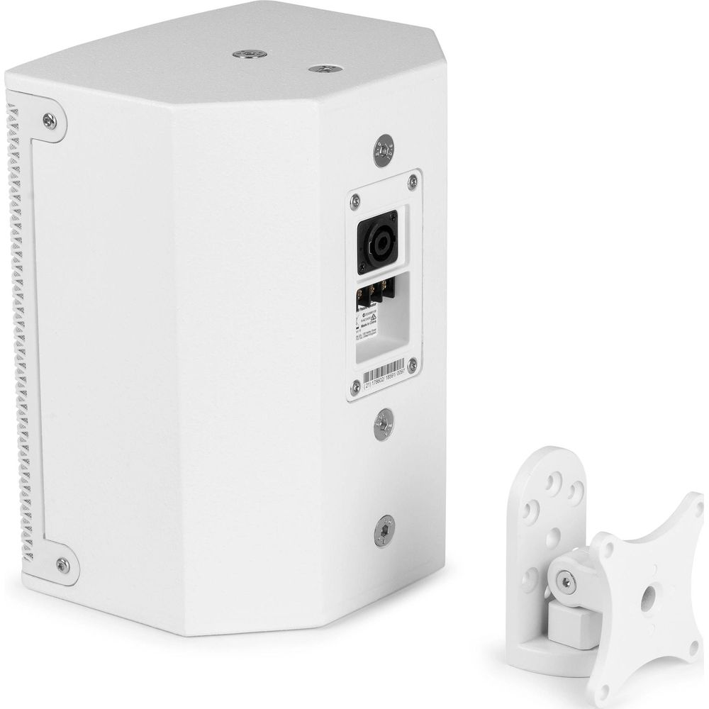Un altavoz blanco con panel de conexión y un soporte de montaje blanco.