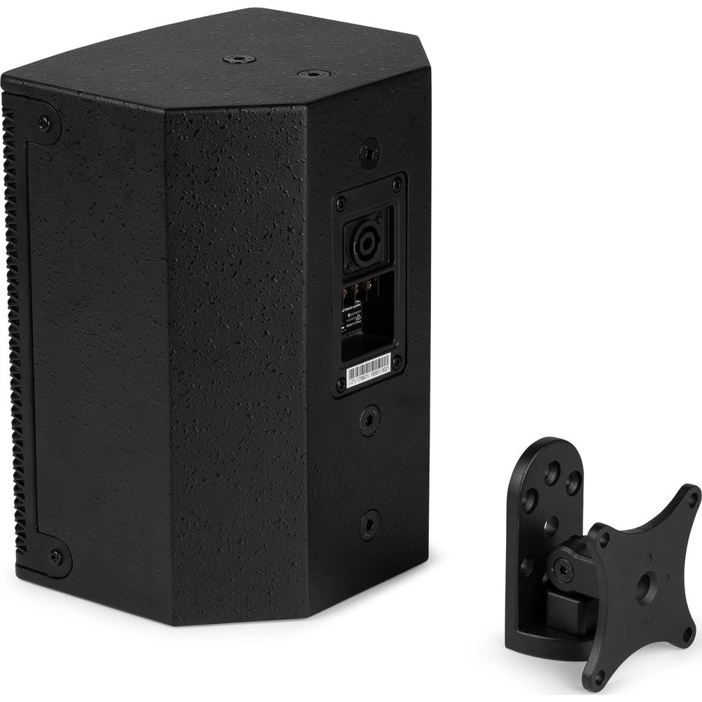 Altavoz negro con panel de conexión y un soporte al lado.