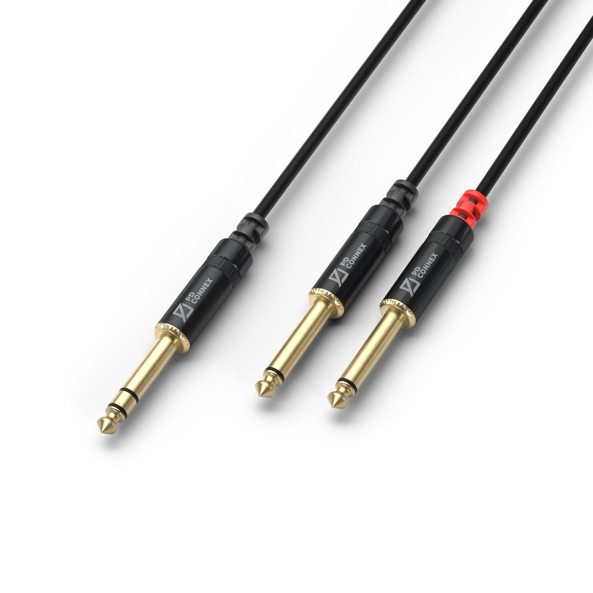 Tres cables de audio negros con conectores dorados yacen uno al lado del otro.