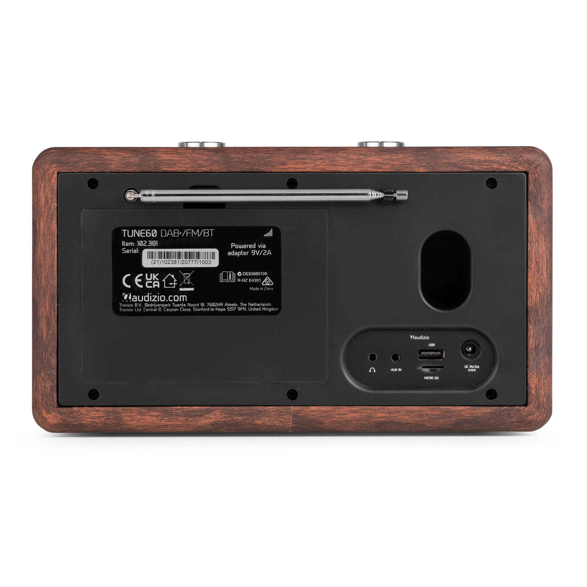 Parte trasera de una radio de madera con puertos: USB, AUX IN, Micro SD, adaptador.