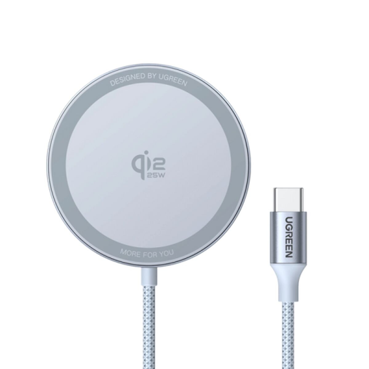 Beyaz UGREEN Qi şarj pedi, beyaz arka planda USB-C kablosuyla.