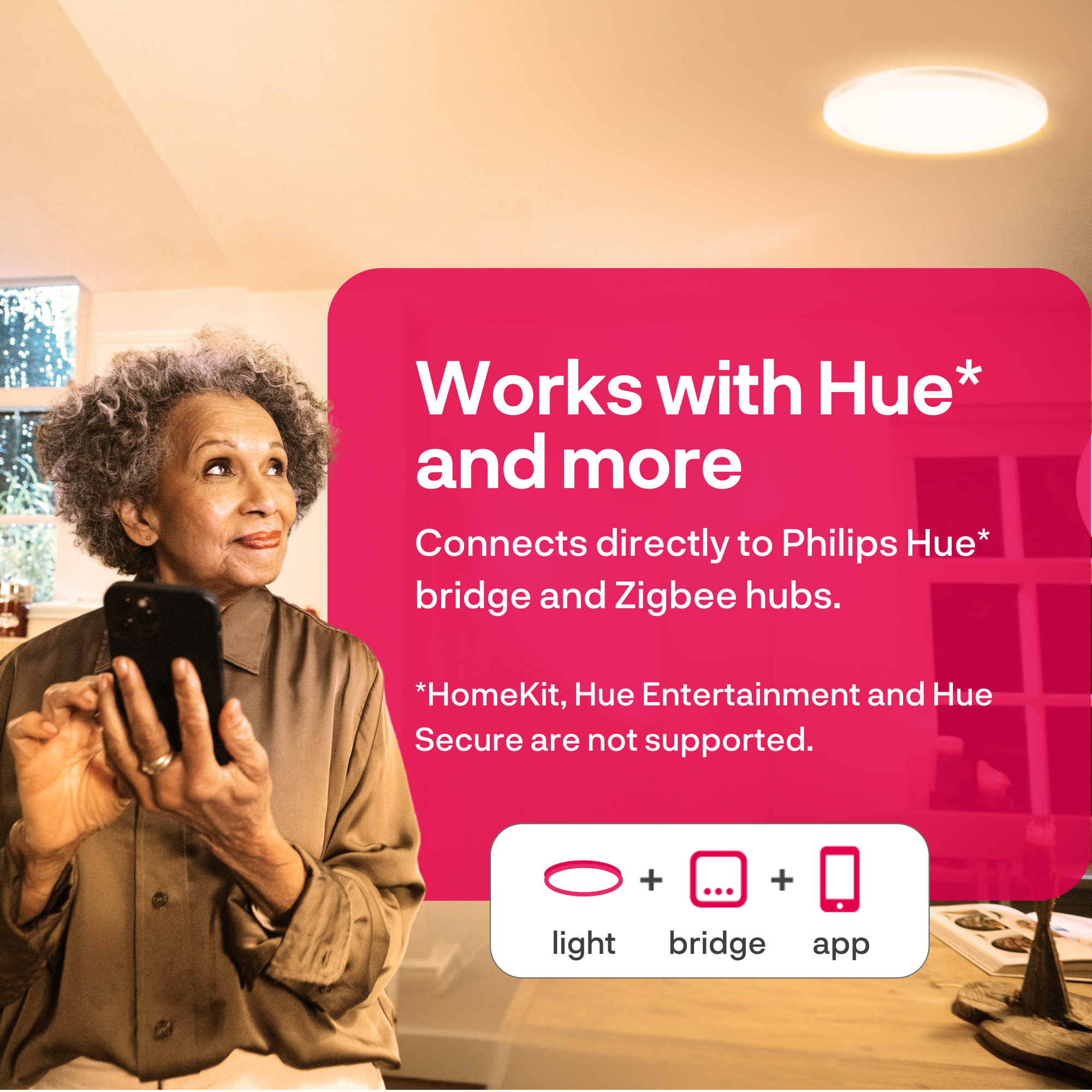 Femme avec téléphone regarde plafonnier. Texte : Fonctionne avec Hue et plus.