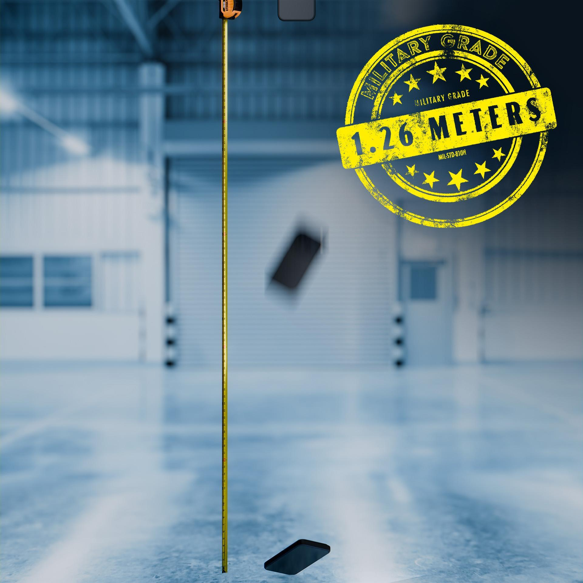 Taśma miernicza stoi pionowo, obok spada telefon. Pieczątka głosi "1,26 metra".