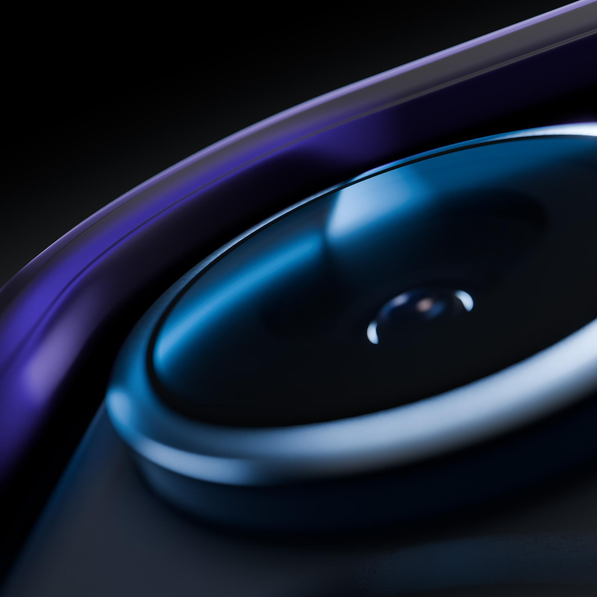 Primo piano di un obiettivo scuro con illuminazione blu e viola.