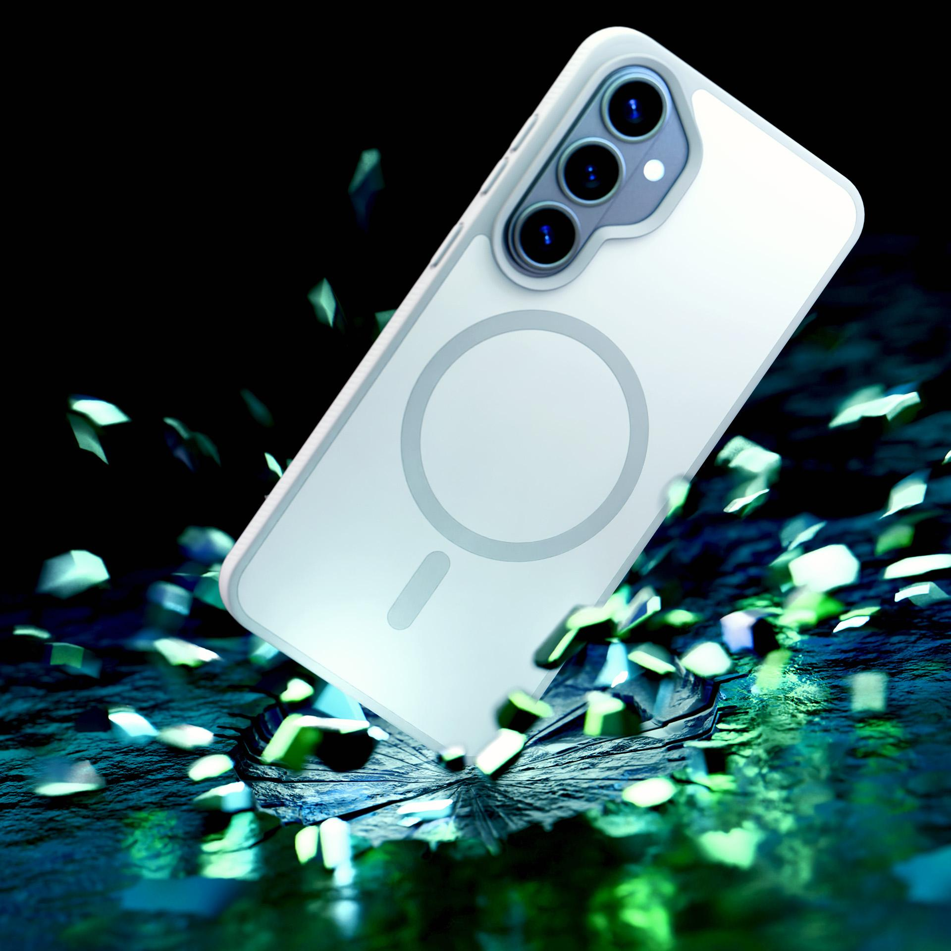 Un telefono bianco con tre fotocamere cade su una superficie scura e ruvida con luci verdi.