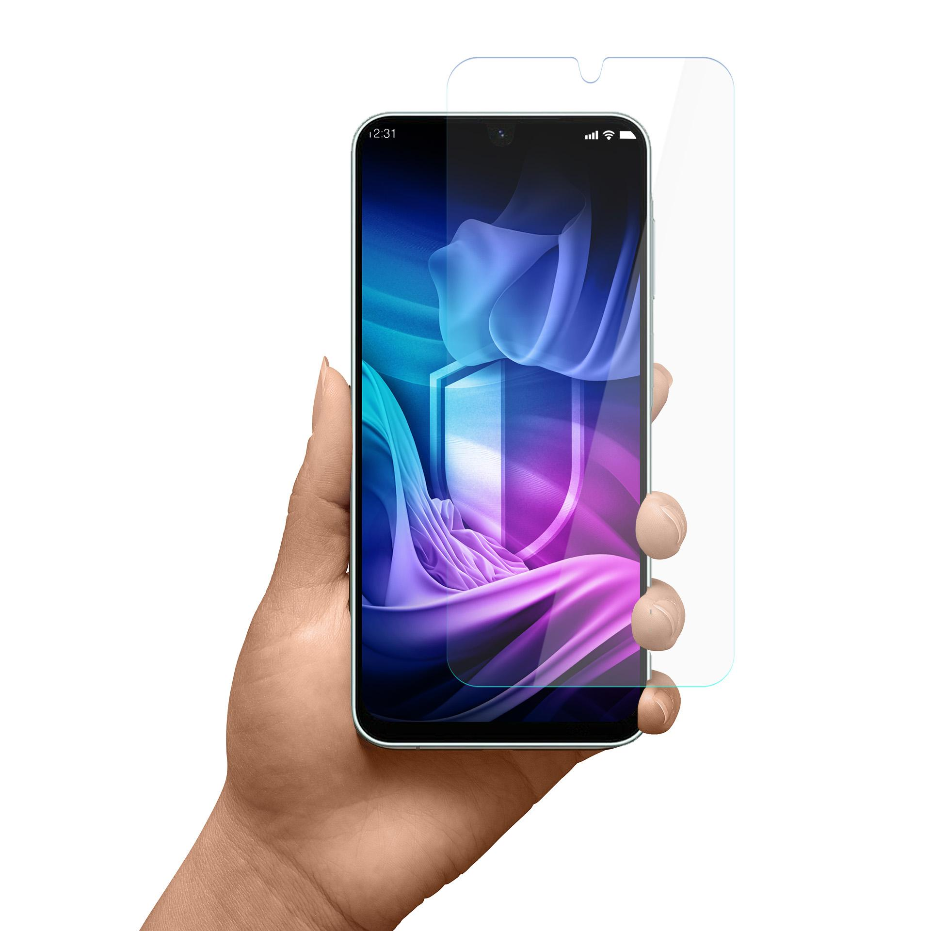 Mano che tiene uno smartphone con protezione schermo, grafica di sfondo blu-viola.