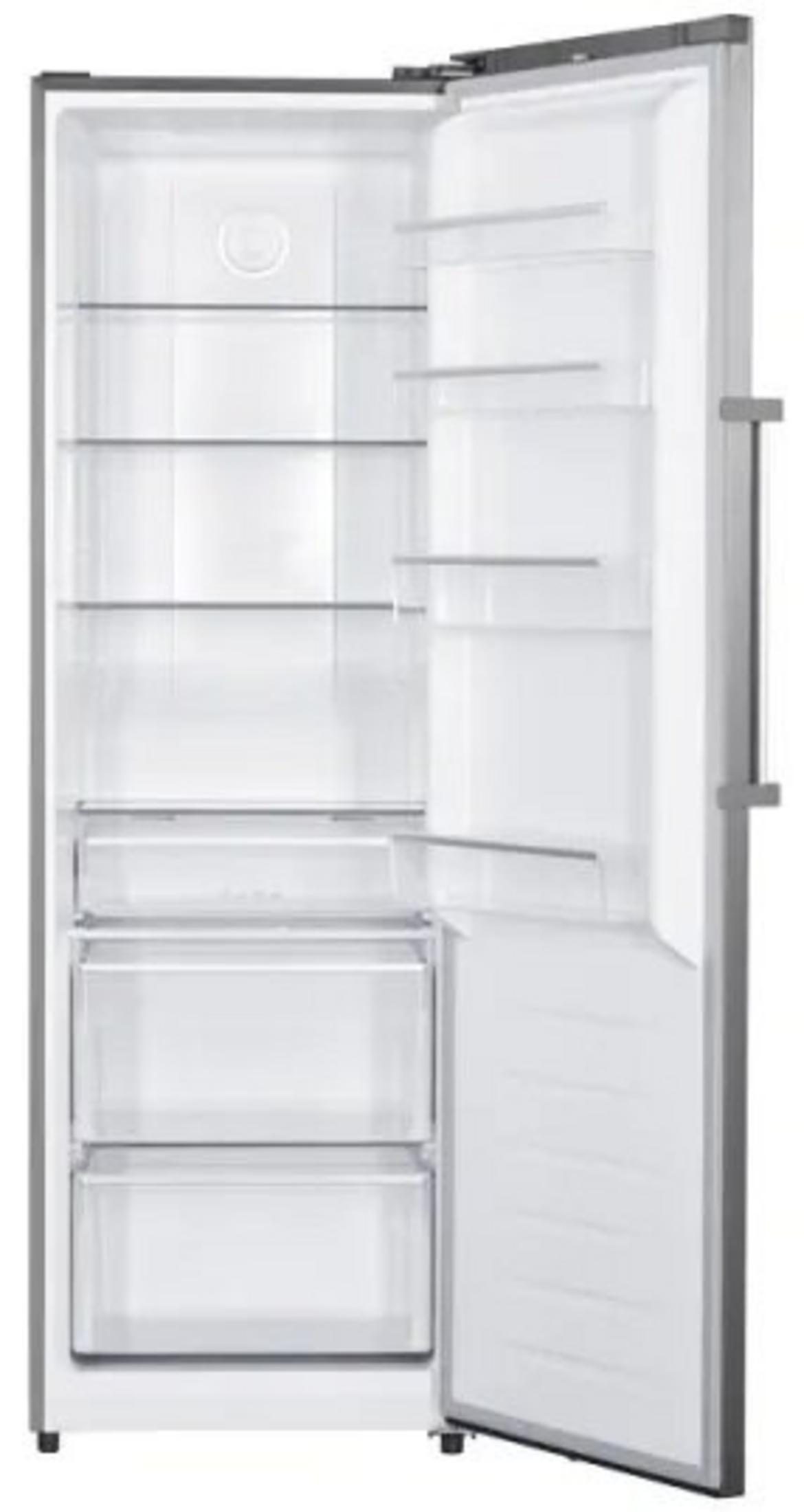 Pusta lodówka z otwartymi drzwiami, pokazująca półki i szuflady.